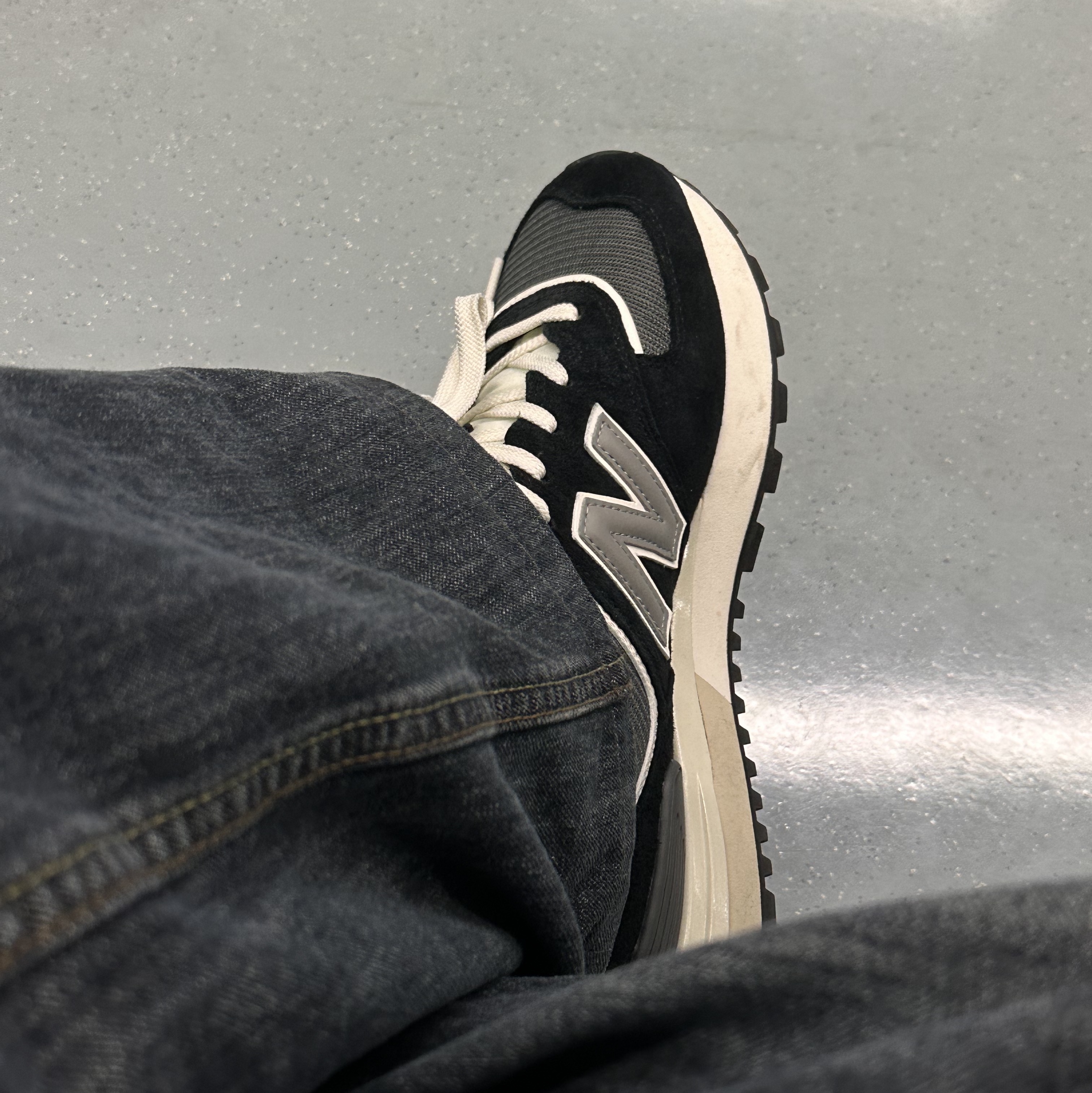New Balance 574 Legacy Black 착용 스타일 - 1