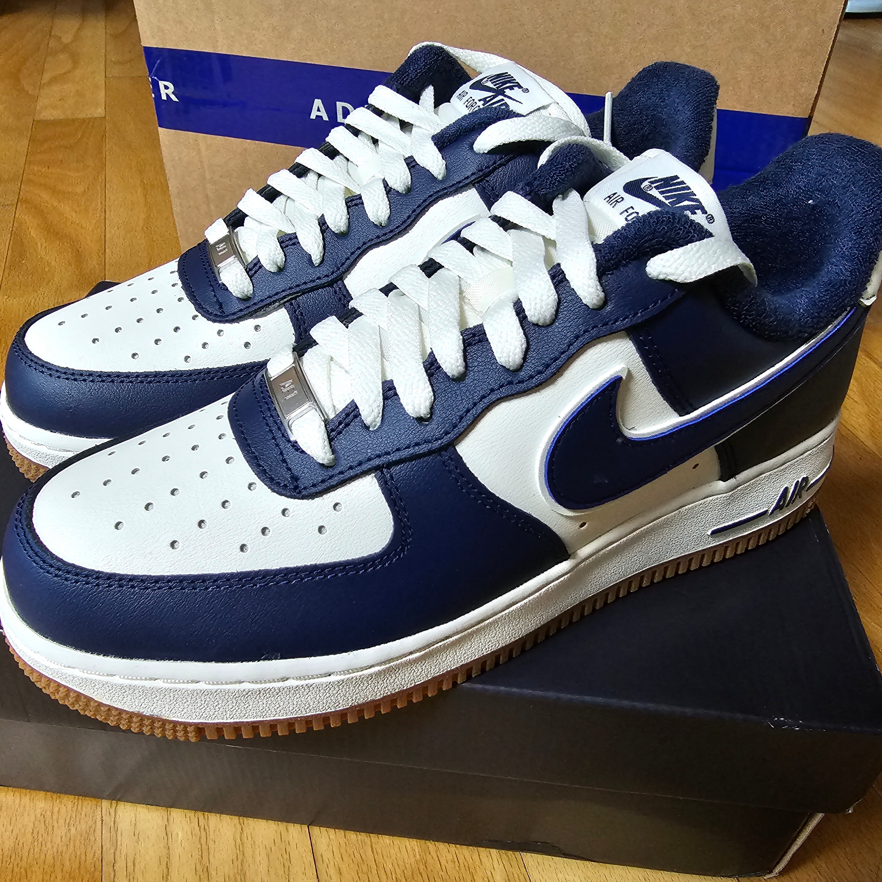 Nike Air Force 1 '07 LV8 Midnight Navy 착용 스타일 - 5
