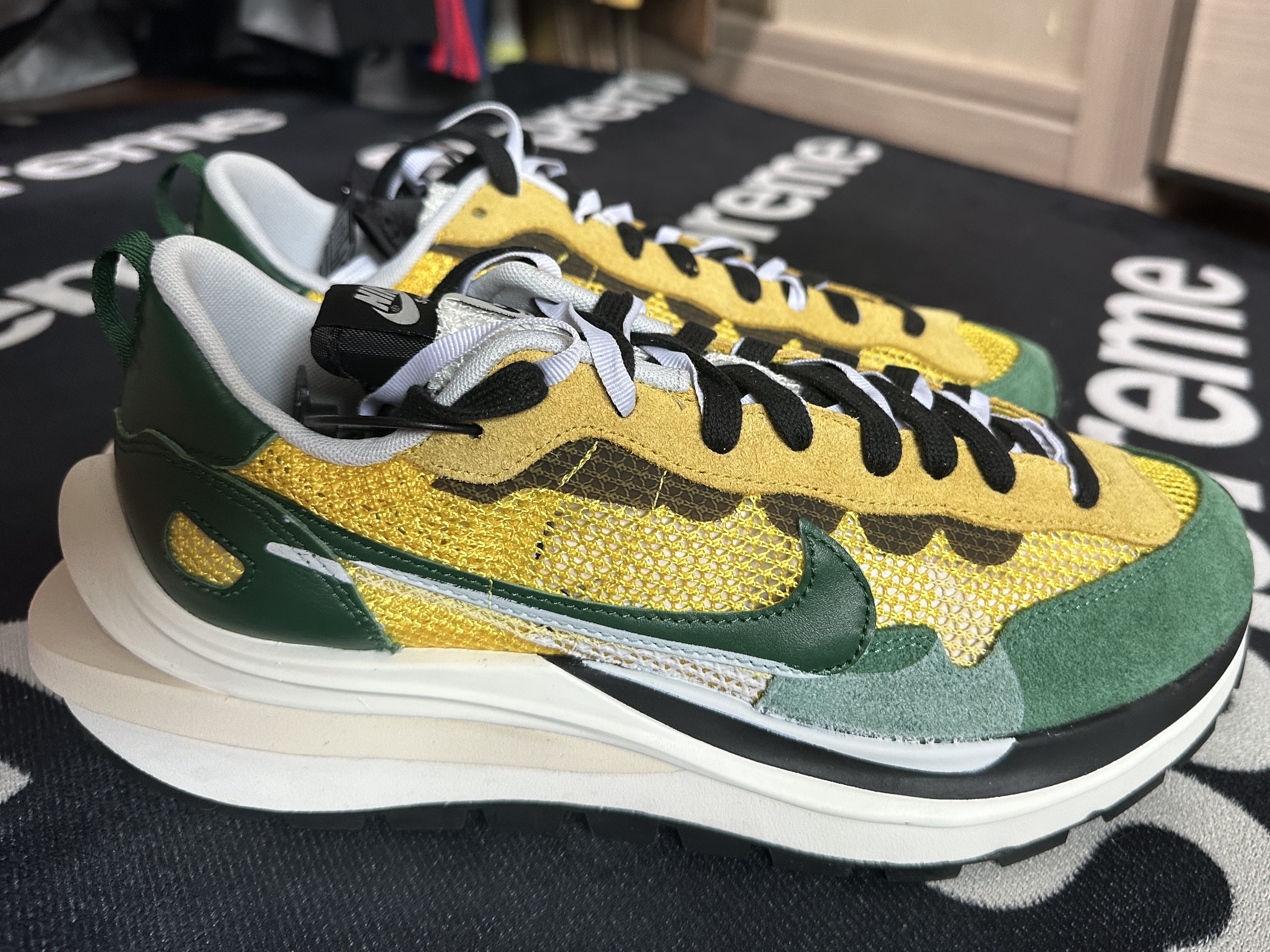 Nike x Sacai VaporWaffle Tour Yellow & Gorge Green Sail 착용 스타일 - 2