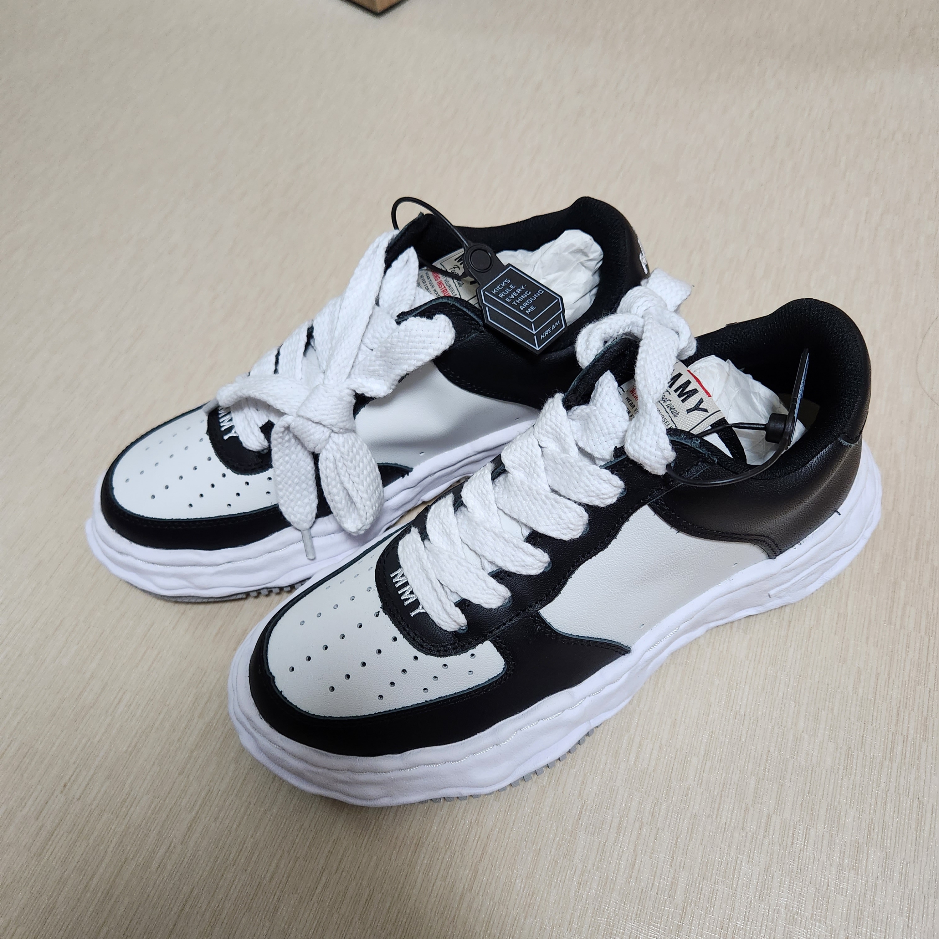 Maison Mihara Yasuhiro Wayne OG Sole Leather Low-top Sneakers Black White 착용 스타일 - 2