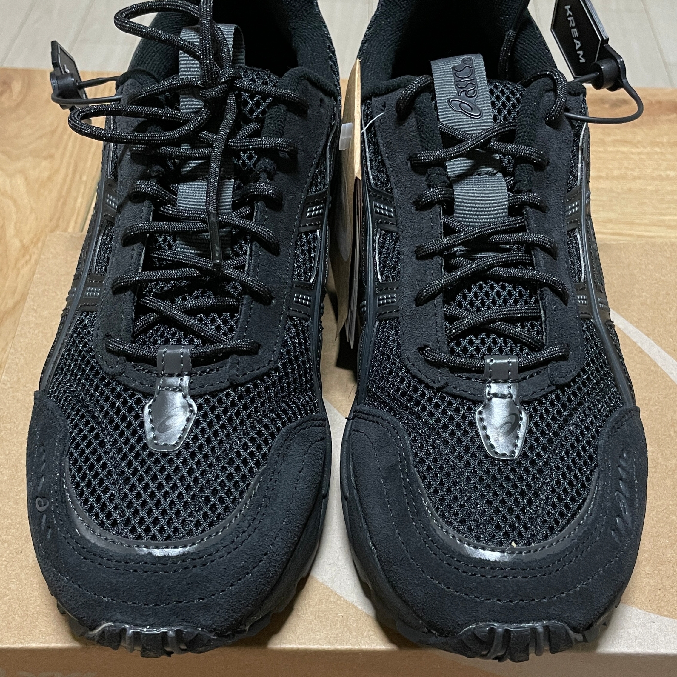 Asics Gel-1090 V2 Black 착용 스타일 - 1