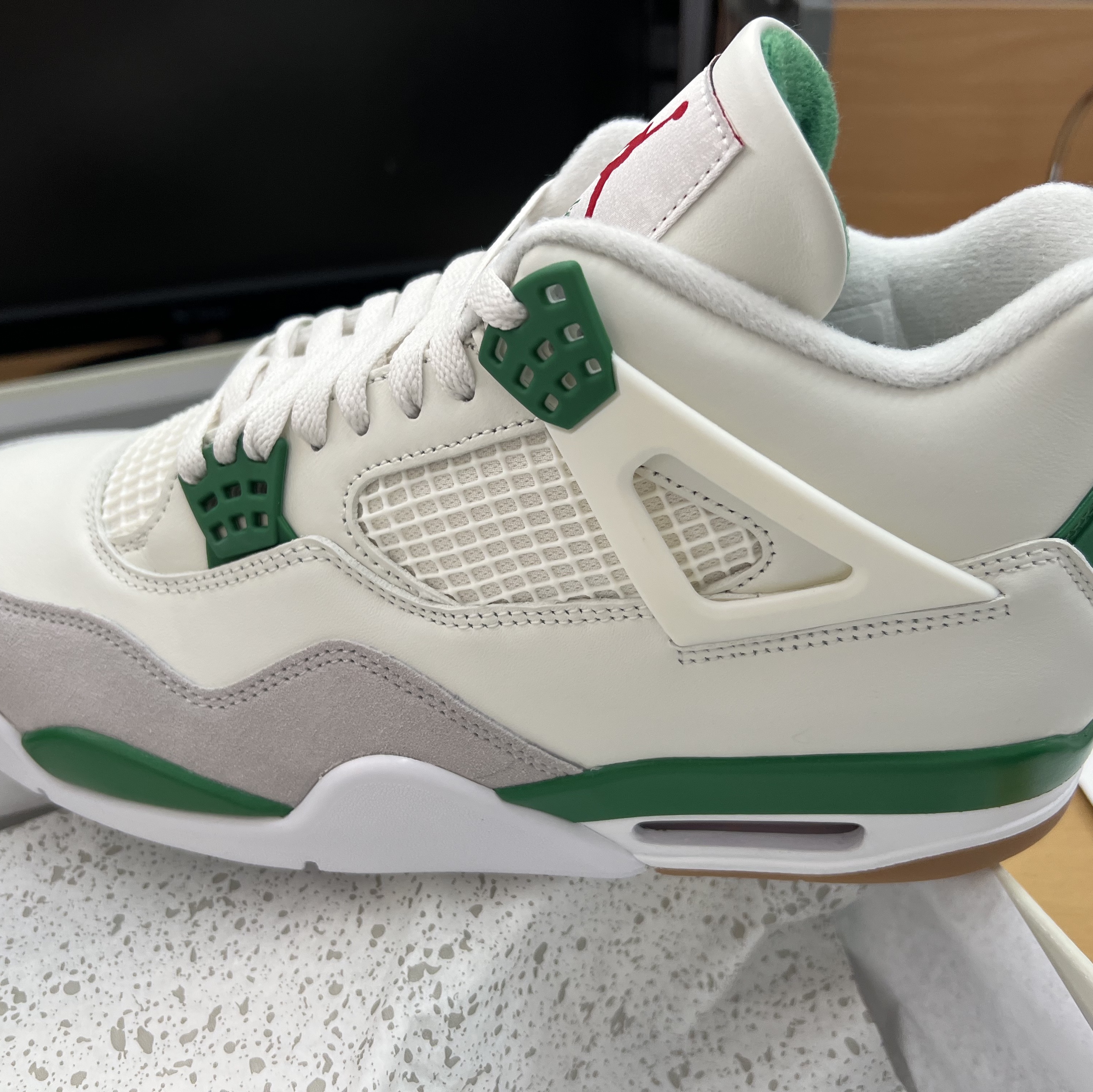 Jordan 4 x Nike SB Retro SP Pine Green 착용 스타일 - 1