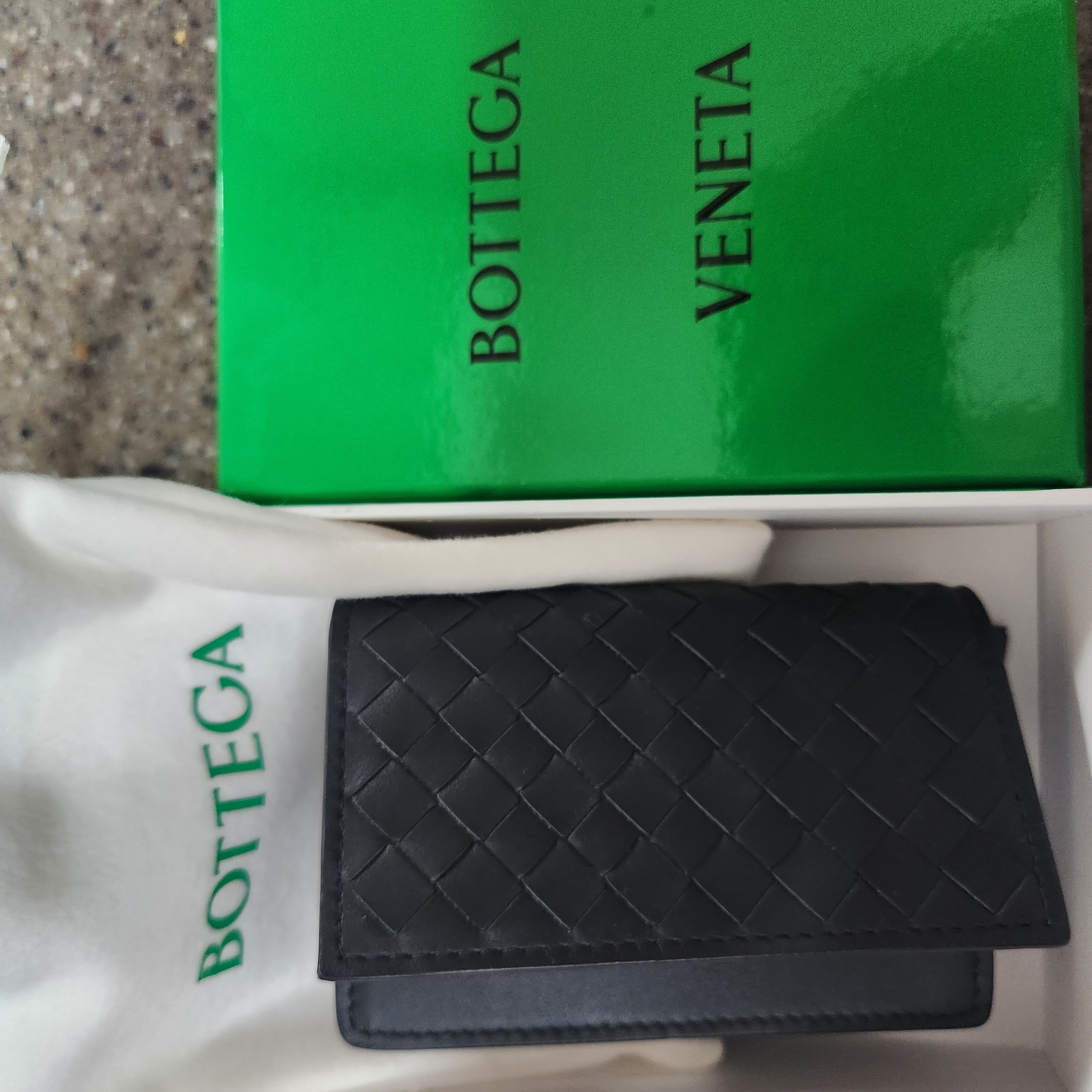 Bottega Veneta Flap Card Case Black 착용 스타일