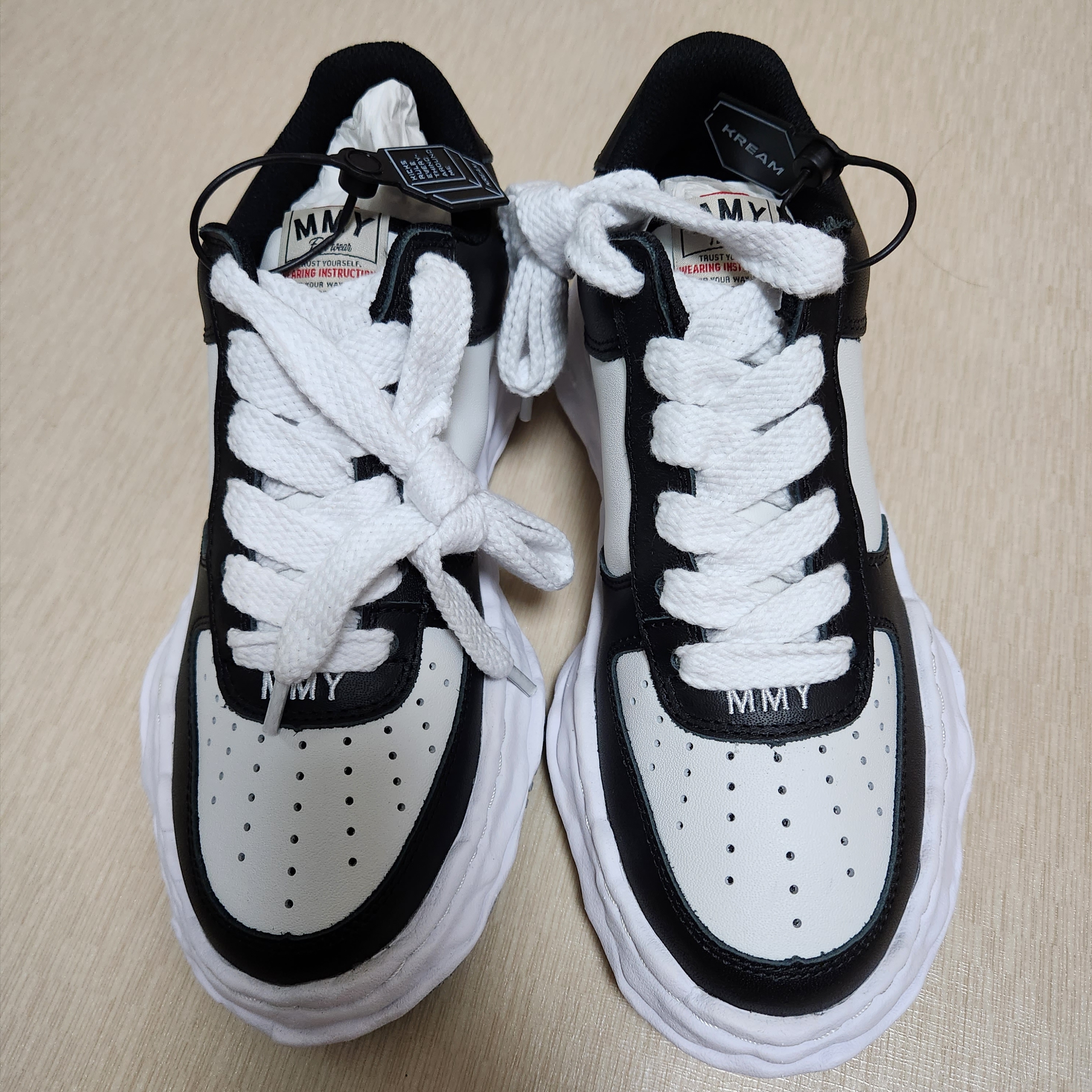 Maison Mihara Yasuhiro Wayne OG Sole Leather Low-top Sneakers Black White 착용 스타일 - 1