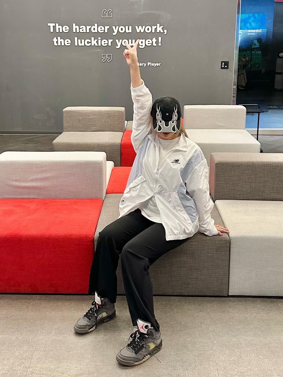 Yeezy Gap Engineered By Balenciaga Flame Cap Black, Jordan 5 x Off-White Retro SP Black Muslin 착용 스타일 - 2