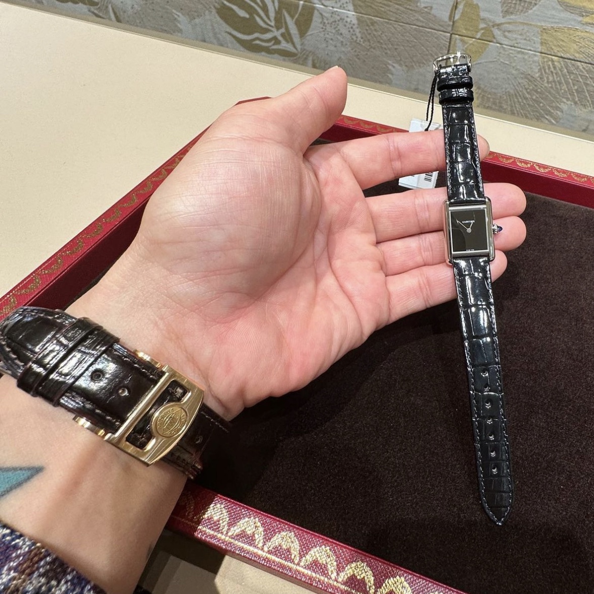Cartier Tank Must Watch Large Quartz Steel Alligator Skin Black 착용 스타일 - 3