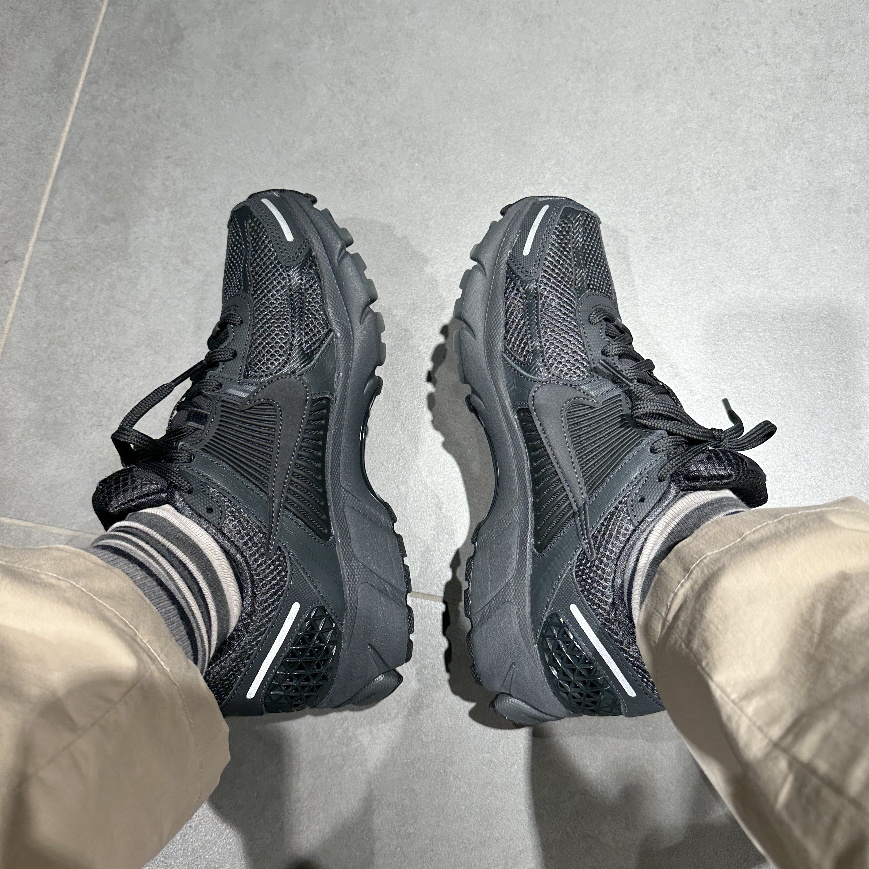 Nike Zoom Vomero 5 SP Anthracite 2023 착용 스타일 - 1