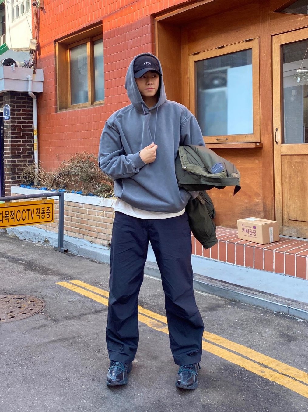 Art Of Field Washed Ball Cap Deep Gray 착용 스타일 - 2