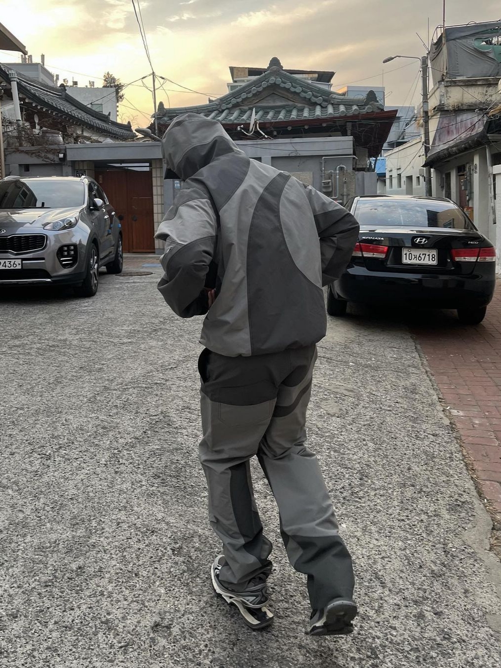 [KREAM 단독] AOP x Side Service Uzumaki Track Jacket Grey Charcoal, [KREAM 단독] AOP x Side Service Uzumaki Track Pants Grey Charcoal 착용 스타일 - 2