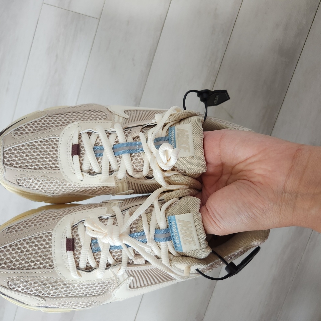(W) Nike Zoom Vomero 5 Oatmeal 착용 스타일