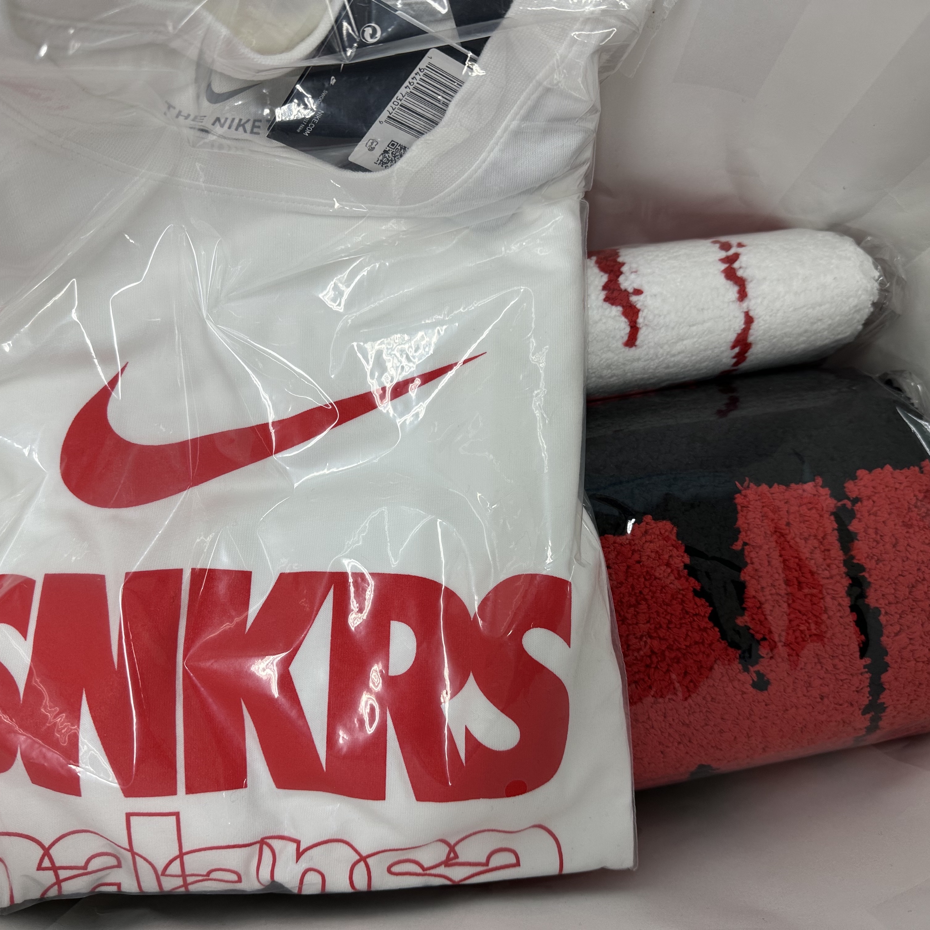 Nike x Balansa SNKRS T-Shirt White (CZ6366-100), Nike x Balansa SNKRS Rug Mat Red 착용 스타일 - 1