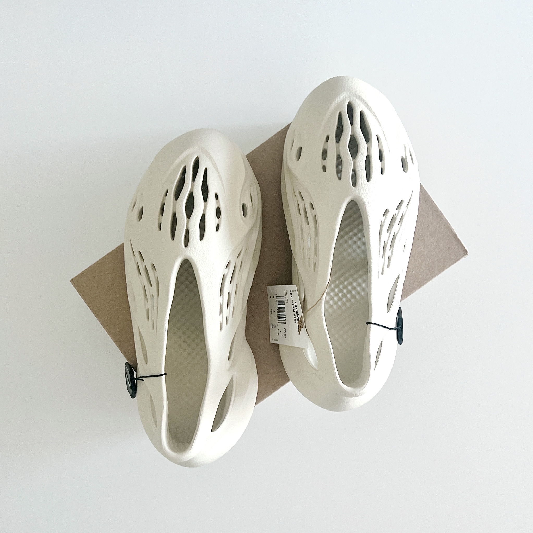 Adidas Yeezy Foam RNNR Sand 착용 스타일 - 1