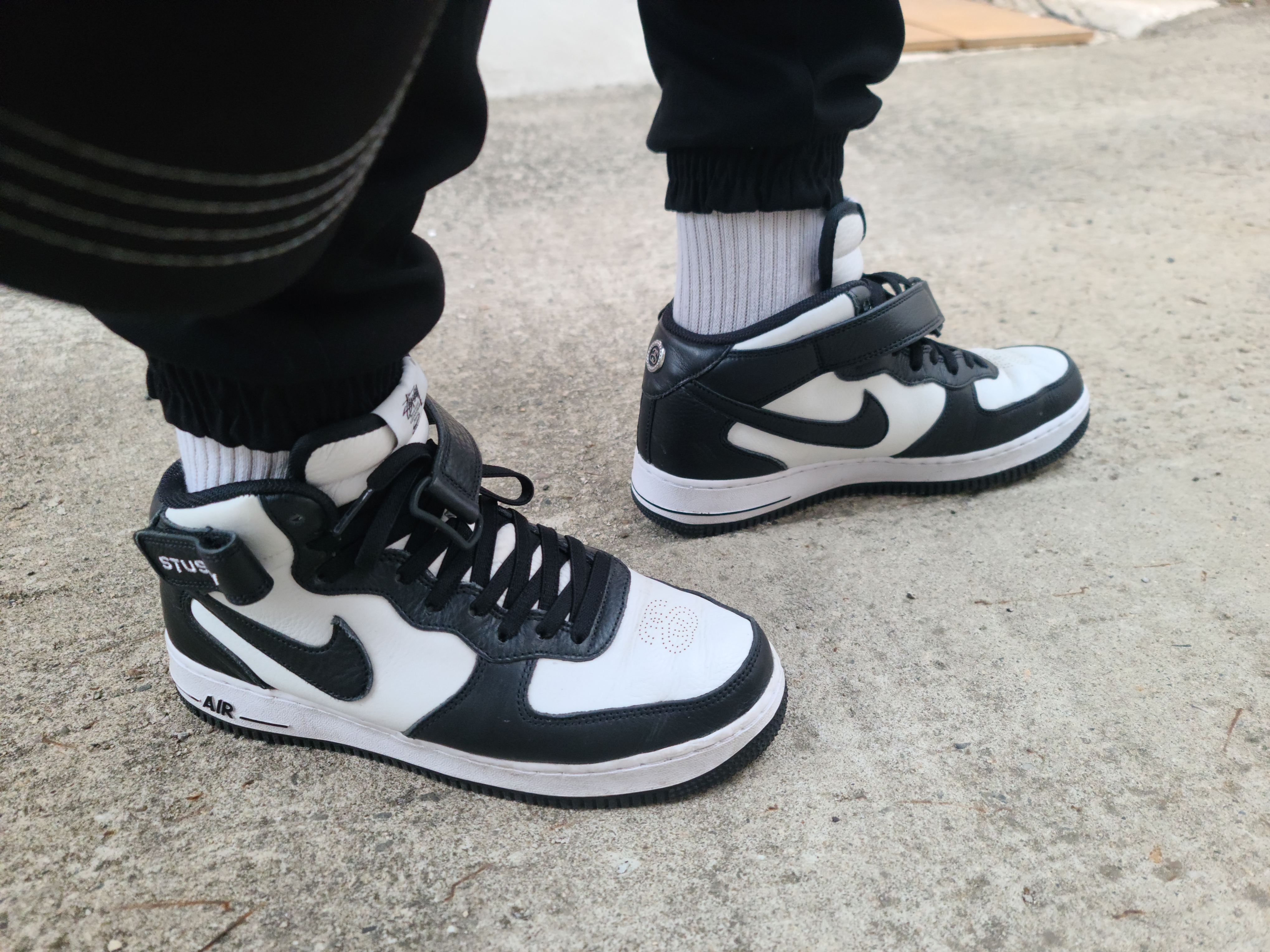 Nike x Stussy Air Force 1 '07 Mid SP Black and Light Bone 착용 스타일