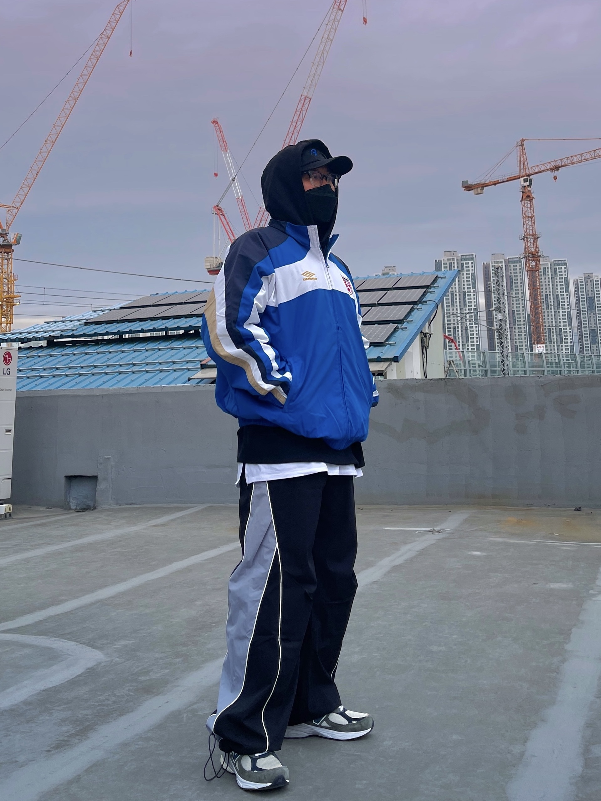 Supreme x Umbro Track Jacket Blue - 23SS, New Balance 990v3 Made in USA Olive 착용 스타일 - 2