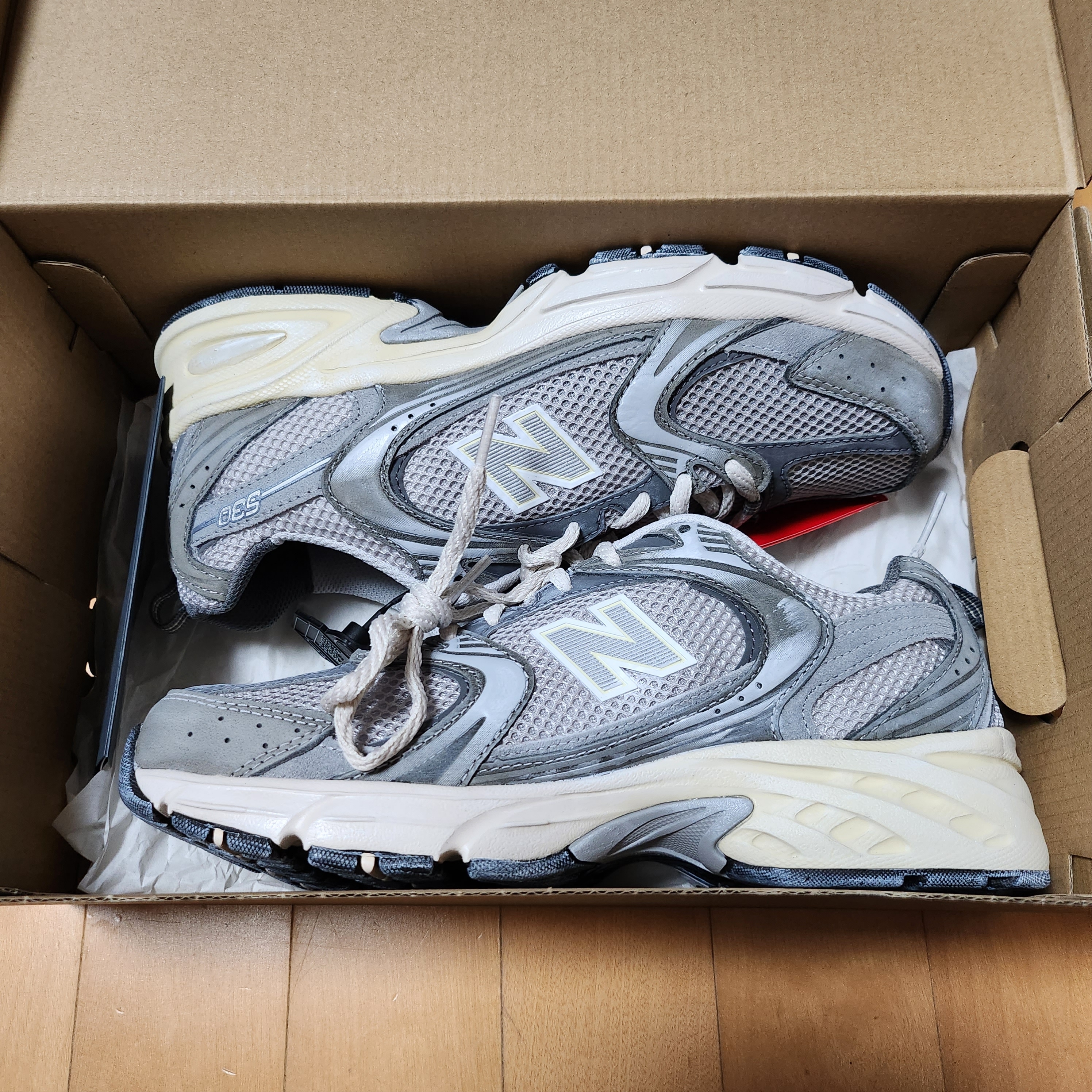 New Balance 530 Premium Vintage Grey Matter 착용 스타일 - 2