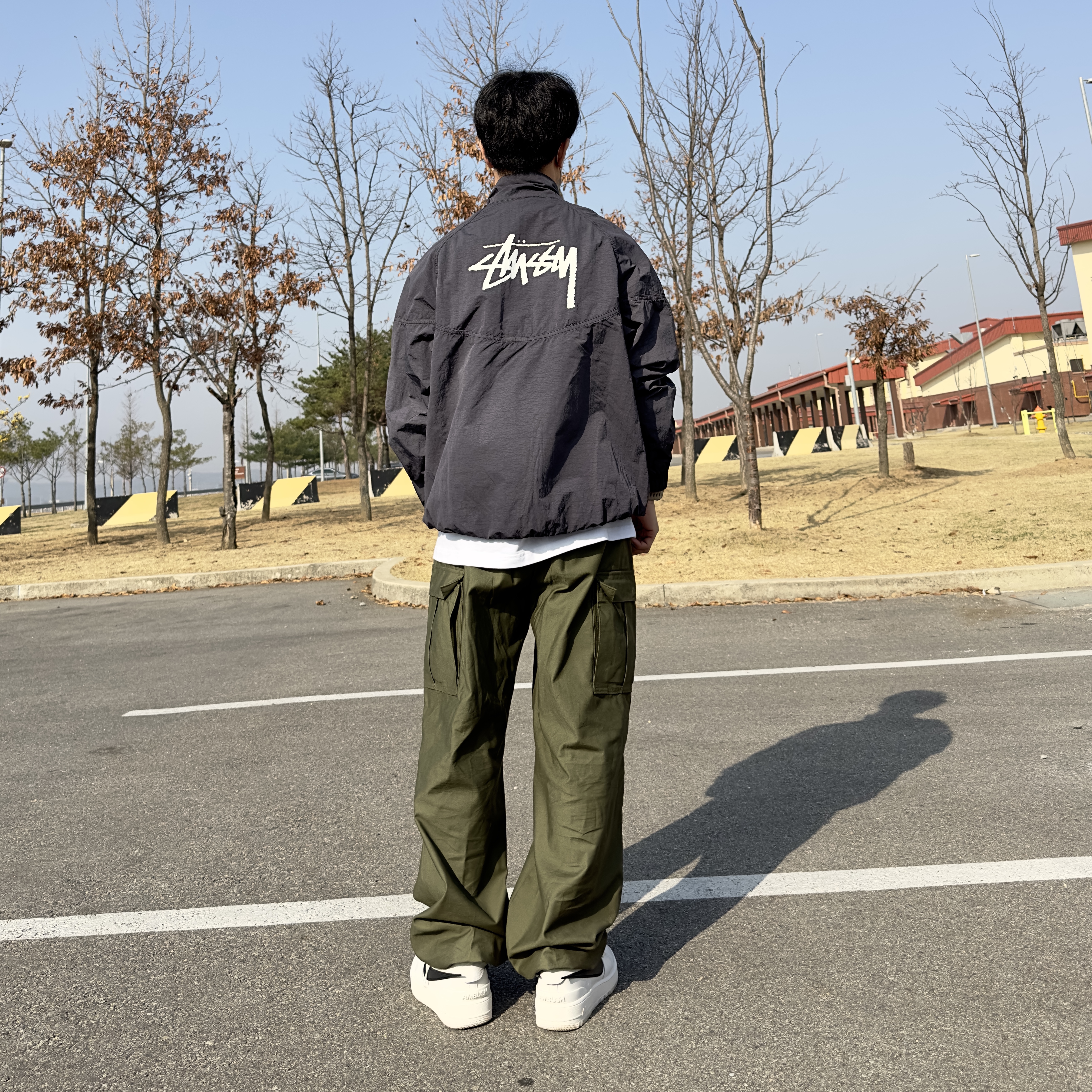 Nike x Stussy Windrunner Jacket Off Noir, Nike x Ambush Air Force 1 Low SP Phantom 착용 스타일 - 3