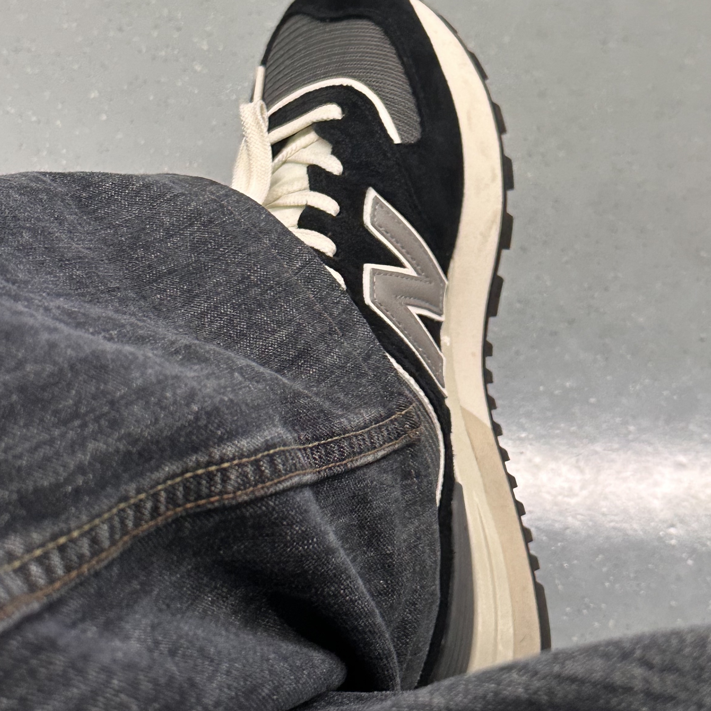 New Balance 574 Legacy Black 착용 스타일 - 2