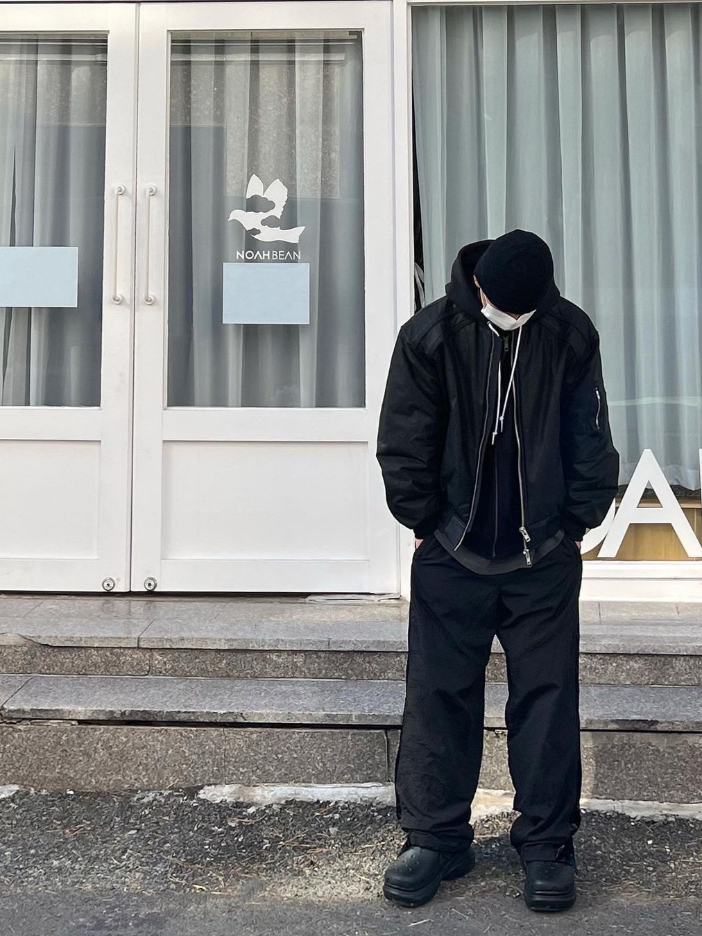 AOP Snap Track Pants Meta Black 착용 스타일 - 3