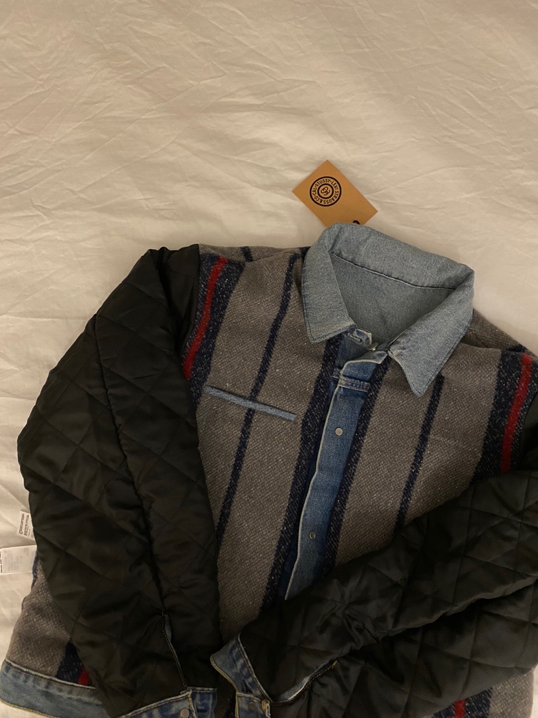 Stussy x Levi's Embossed Trucker Jacket Indigo 착용 스타일 - 3