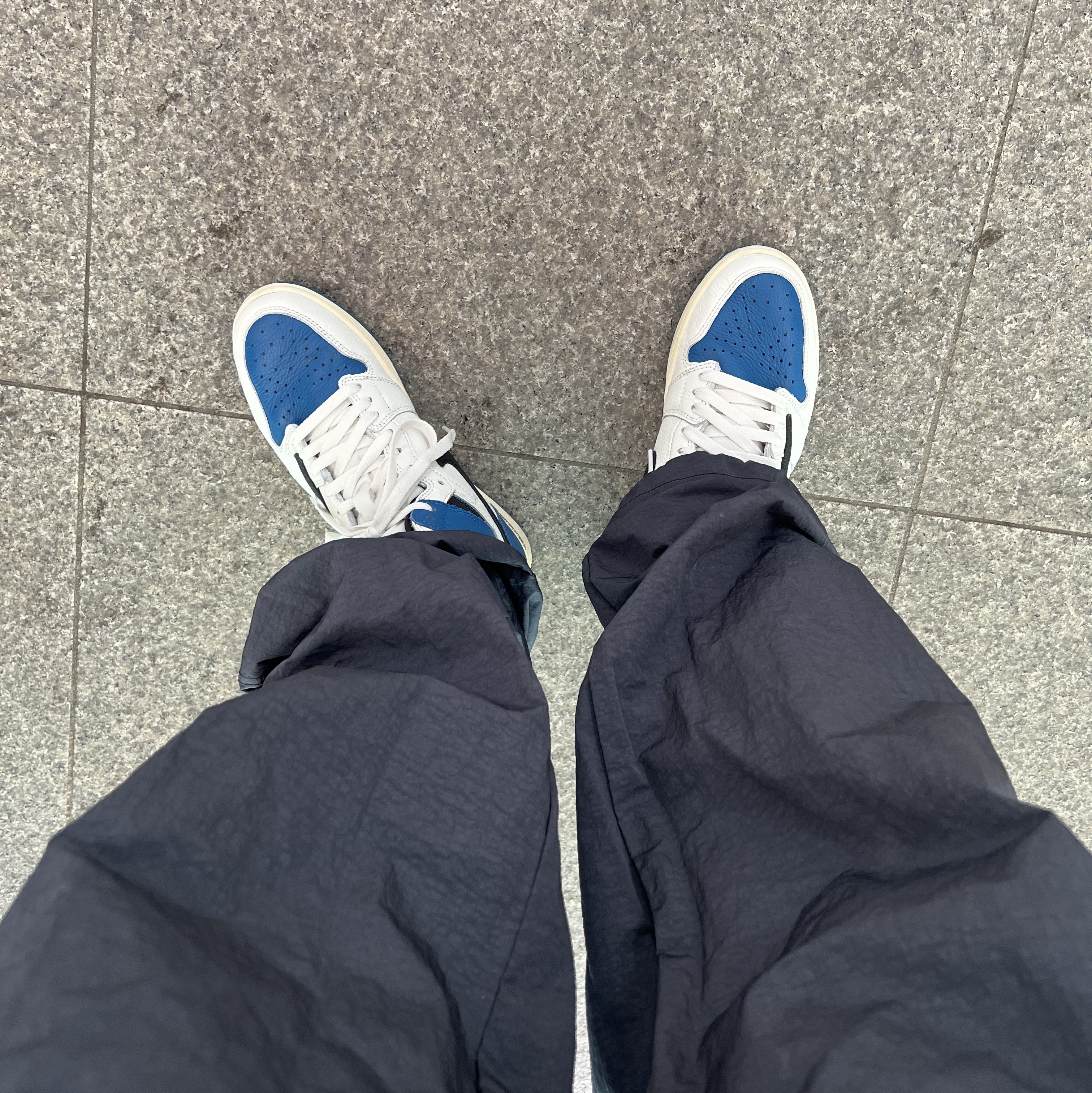 Nike x Stussy Beach Pants Off Noir, Jordan 1 x Travis Scott x Fragment Retro High OG SP Military Blue 착용 스타일 - 2
