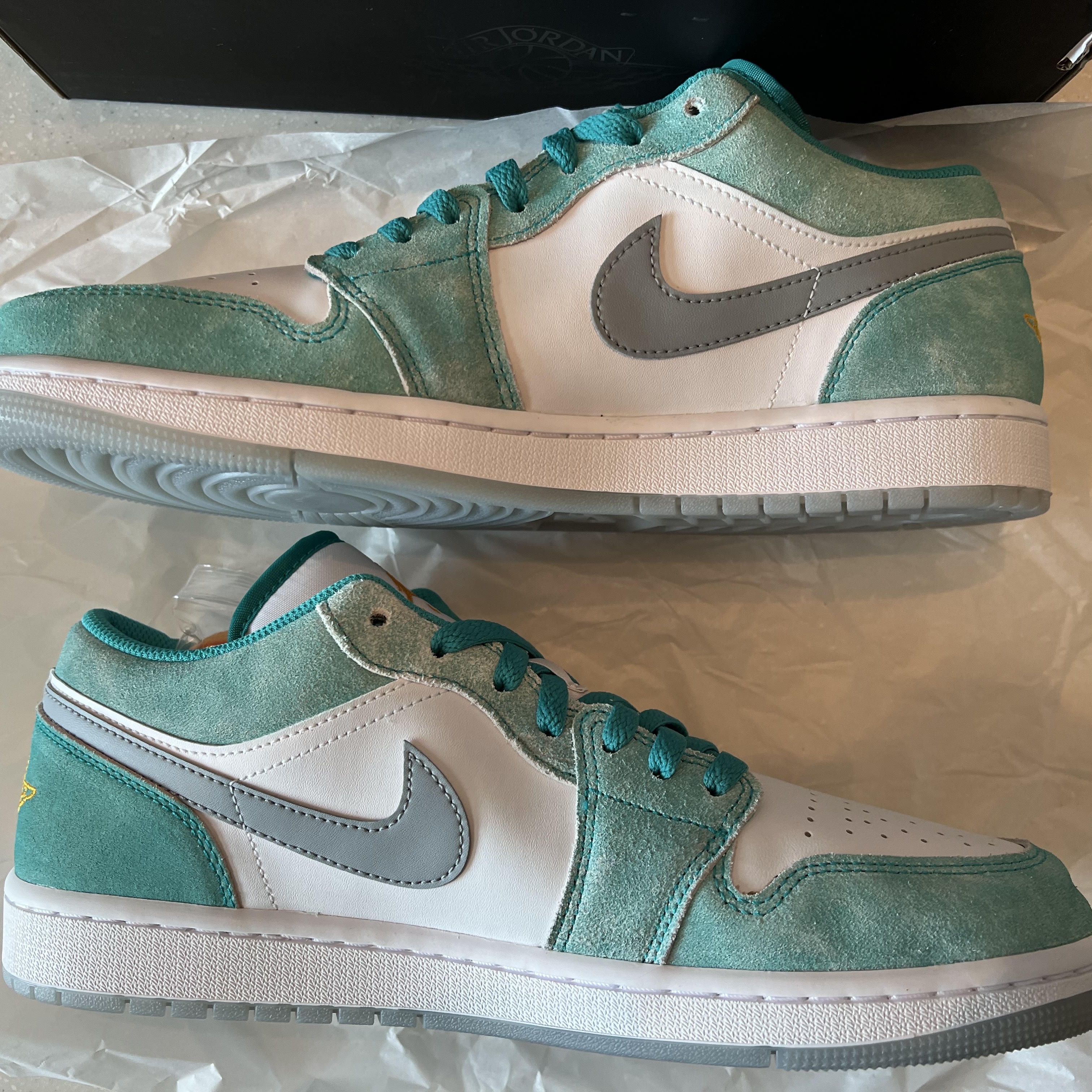 Jordan 1 Low SE New Emerald 착용 스타일