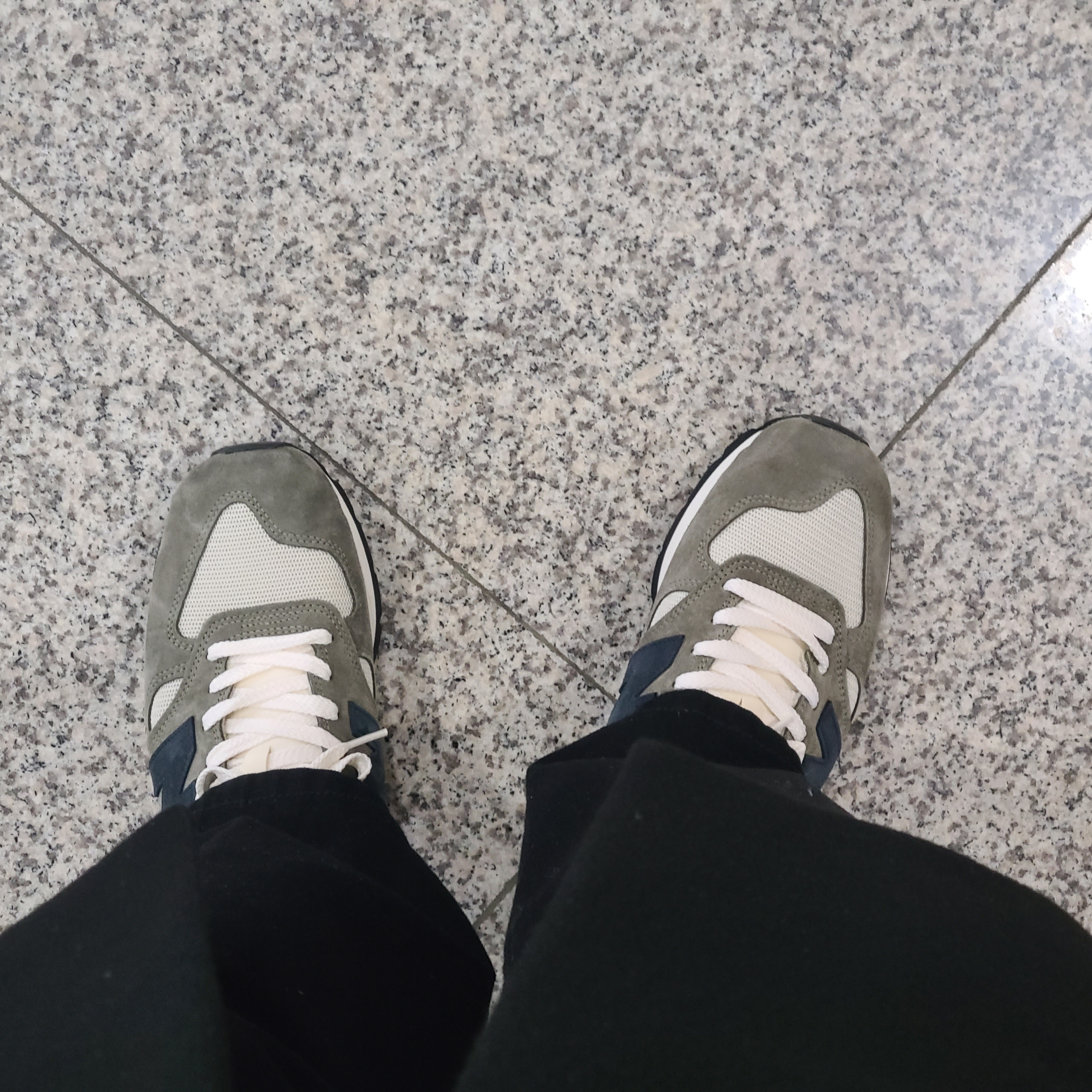 New Balance 990v6 Made in USA Grey - D Standard, New Balance 990v1 Made in USA Olive 착용 스타일 - 2