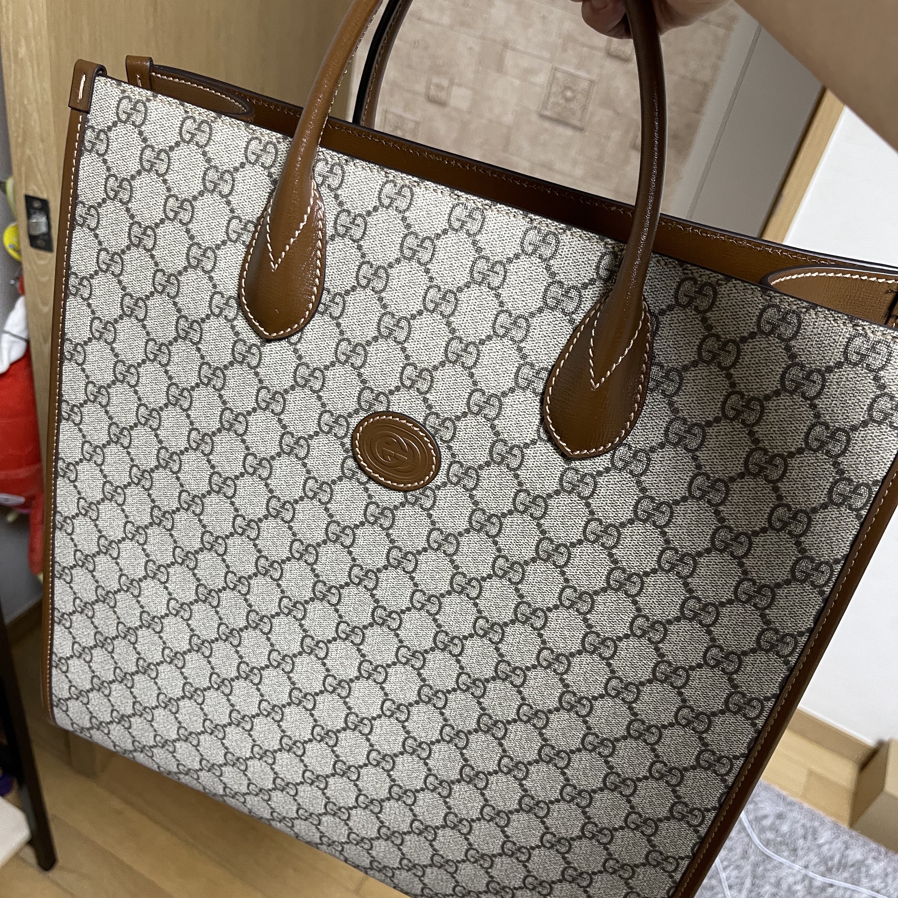 Gucci Interlocking G Medium Tote Bag Beige Ebony 착용 스타일