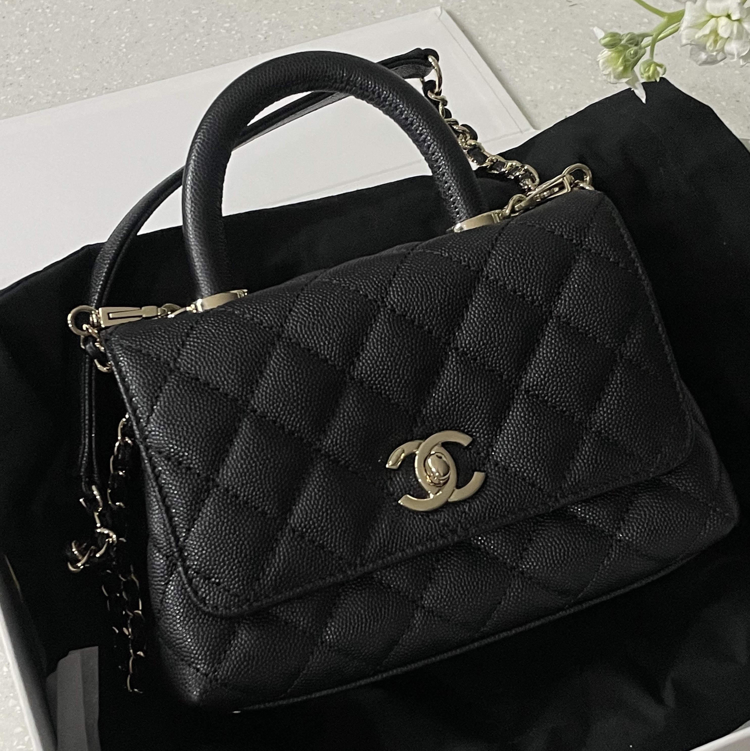 Chanel Mini Flap Bag with Top Handle Grained Calfskin & Gold Black 착용 스타일