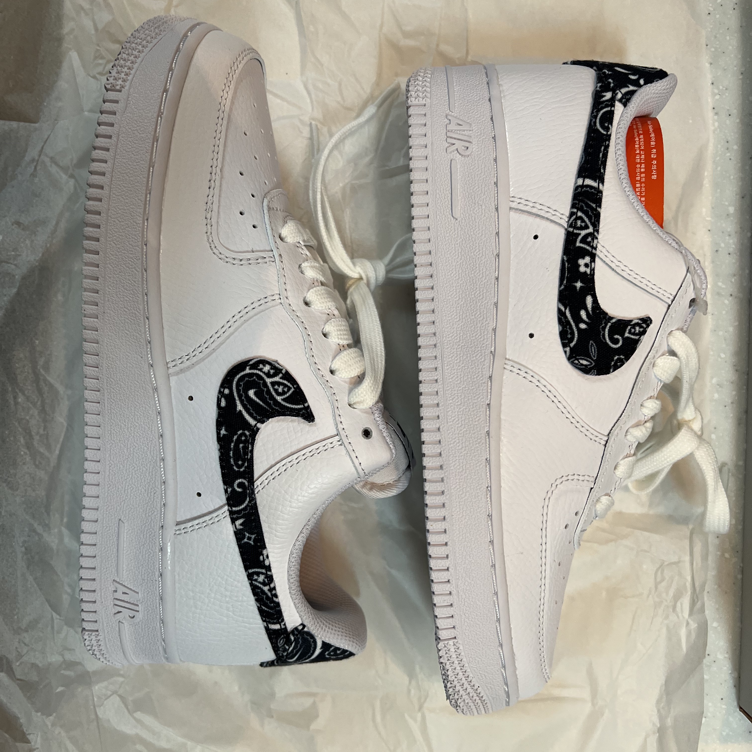 (W) Nike Air Force 1 '07 Essential Paisley Swoosh White Black 착용 스타일