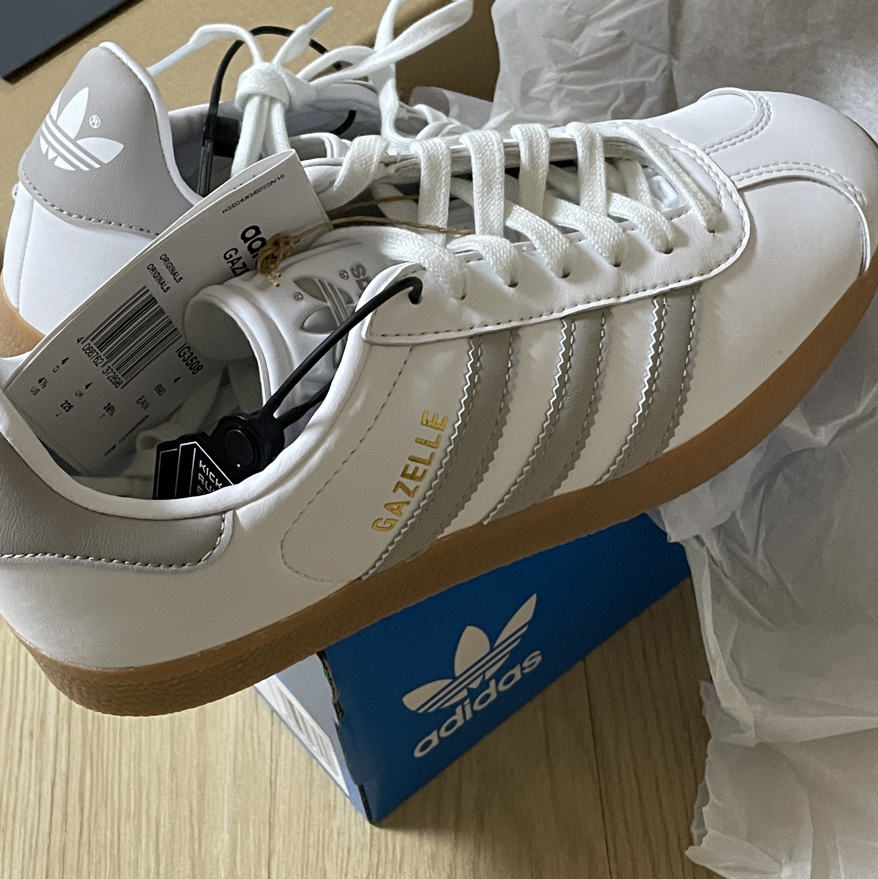 Adidas Gazelle White Grey 착용 스타일