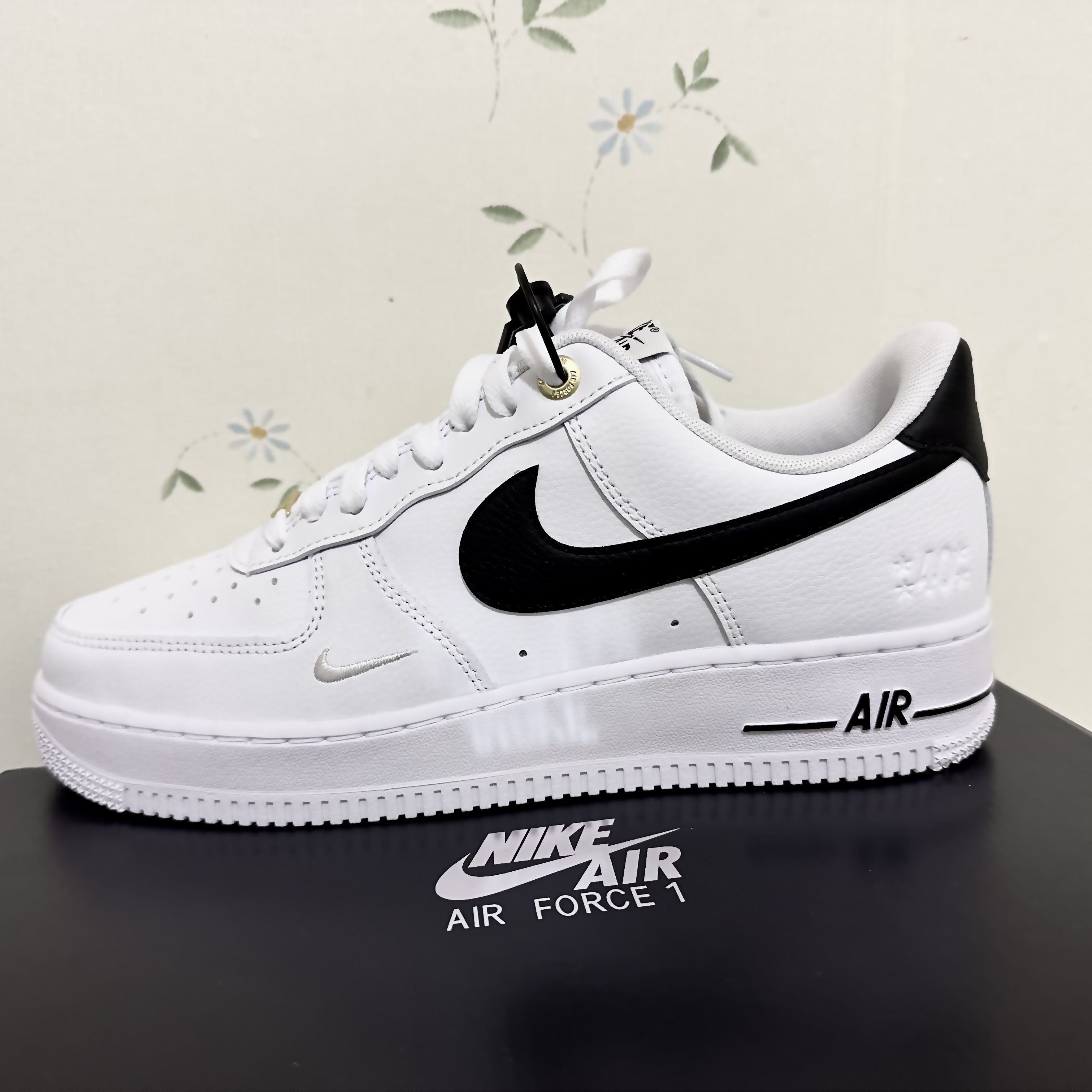 Nike Air Force 1 '07 LV8 40th Anniversary Join Forces White Black 착용 스타일 - 1
