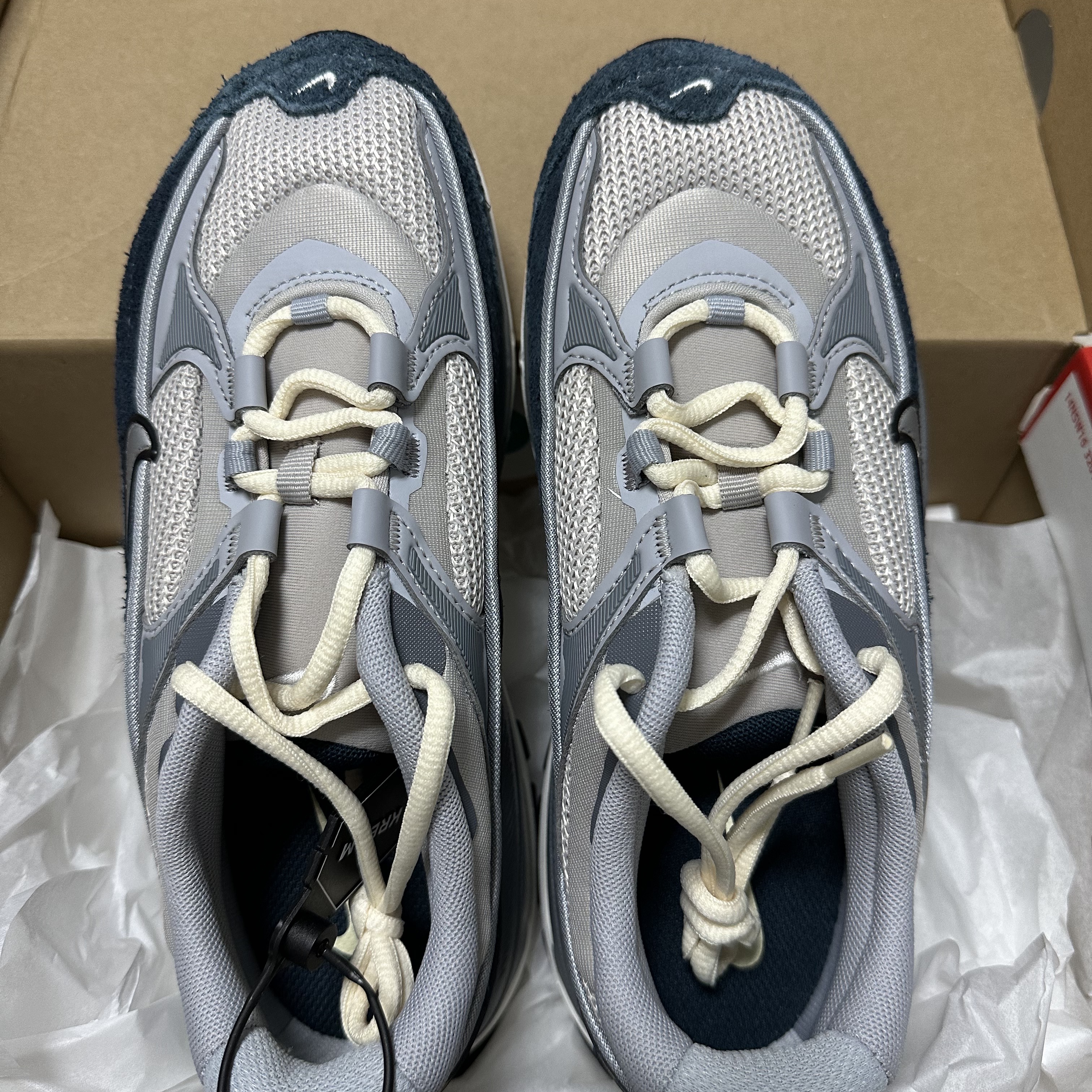 (W) Nike Air Max Bliss Light Iron Ore Armory Navy 착용 스타일 - 1