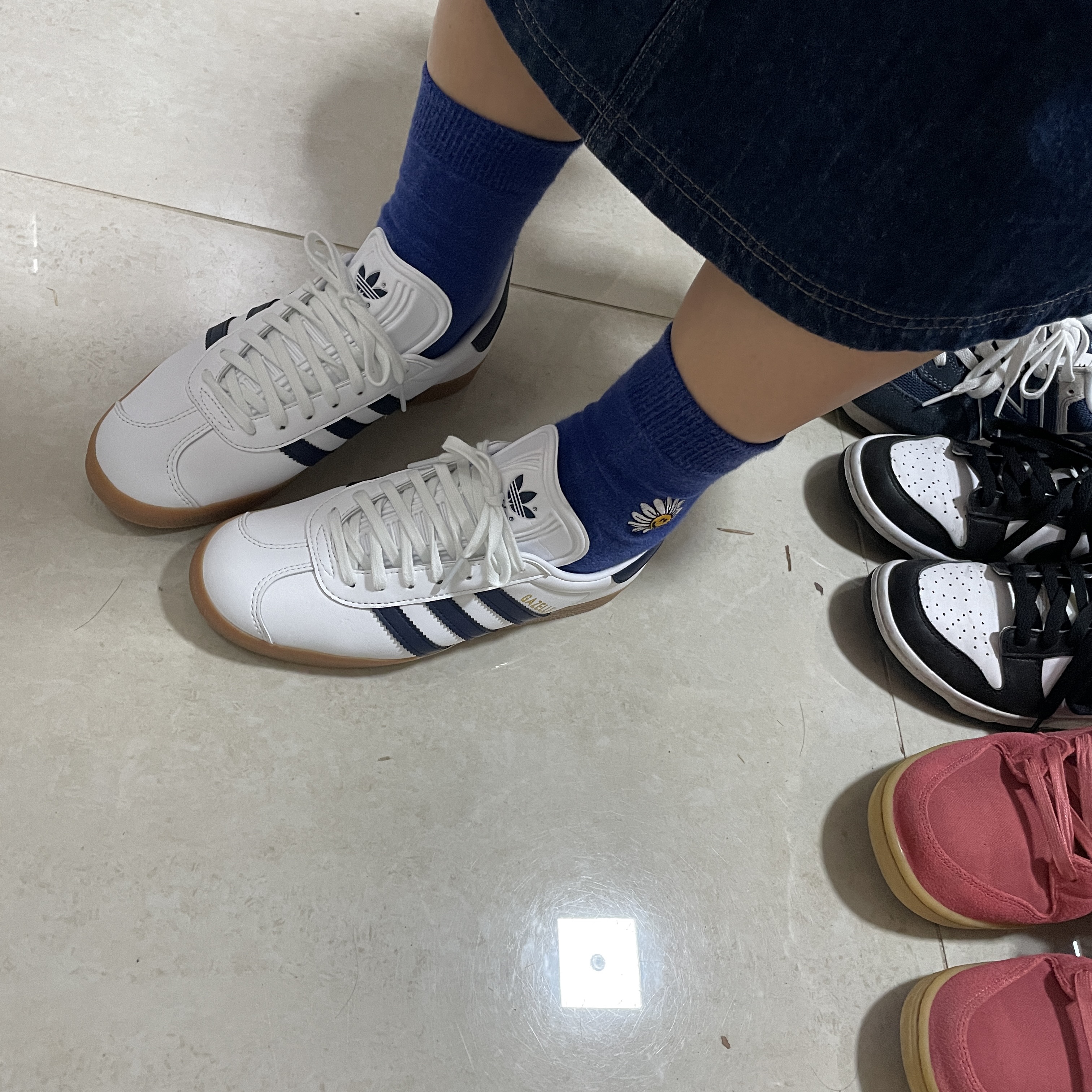 Adidas Gazelle White Collegiate Navy 착용 스타일