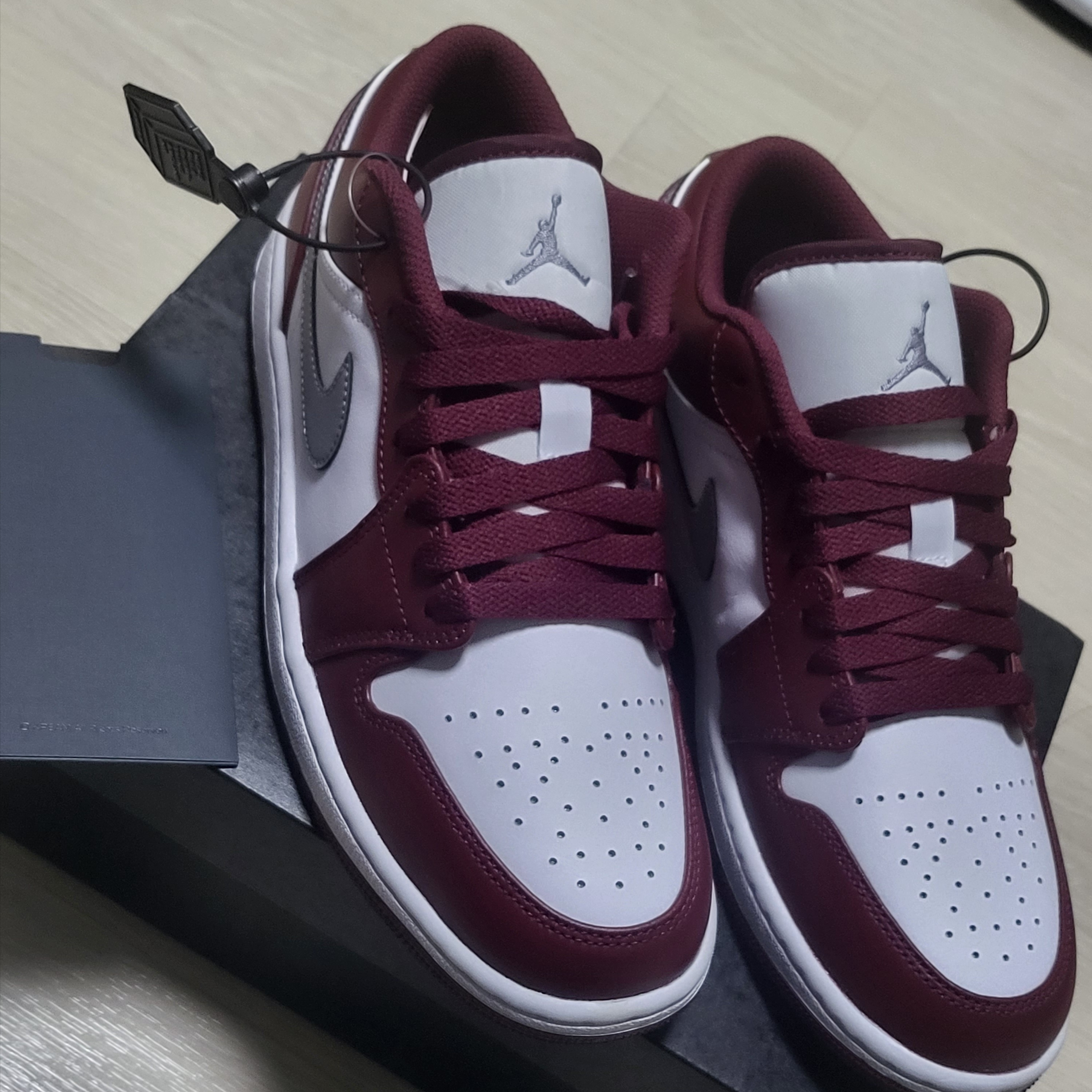 Jordan 1 Low Cherrywood Red 착용 스타일