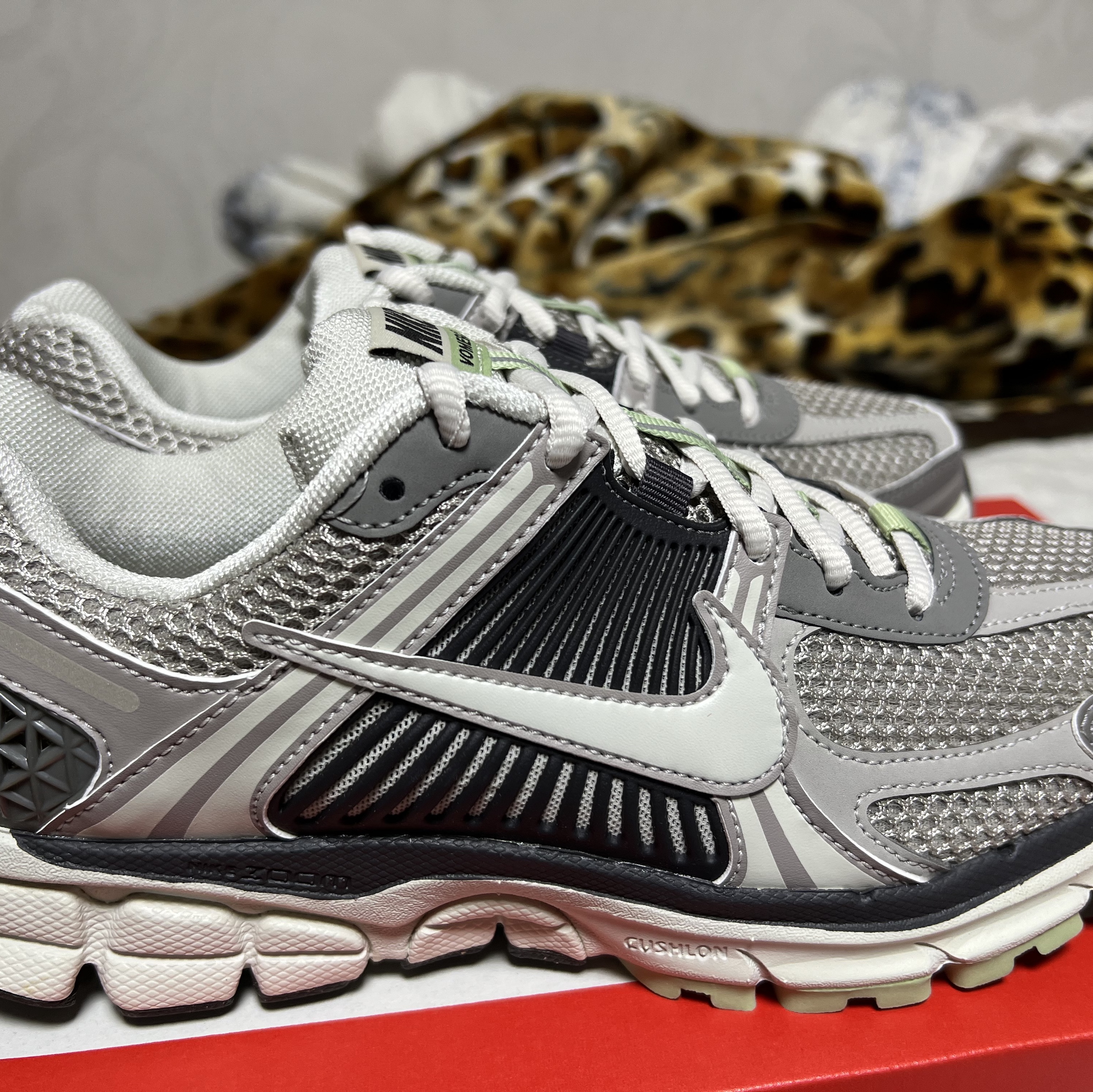 (W) Nike Zoom Vomero 5 Cobblestone and Flat Pewter 착용 스타일 - 2