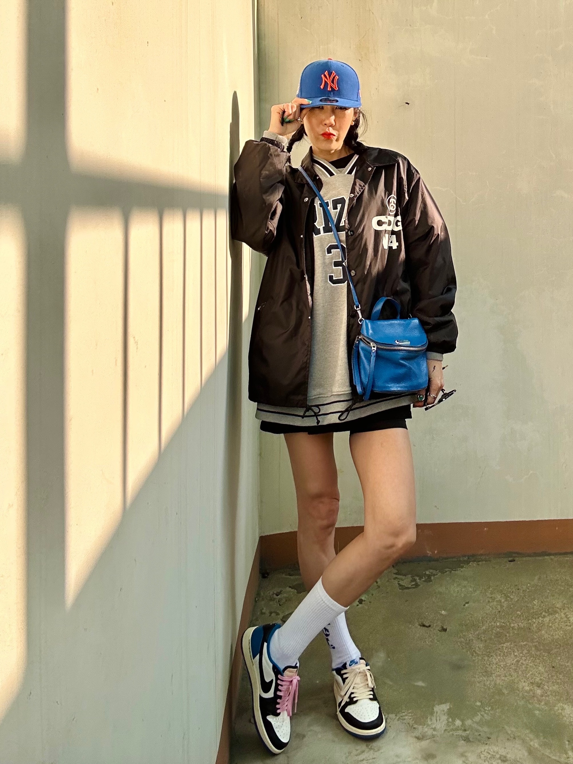 Jordan 1 x Travis Scott x Fragment Retro Low OG SP Military Blue, CDG x Stussy Coach Jacket Black 착용 스타일 - 1