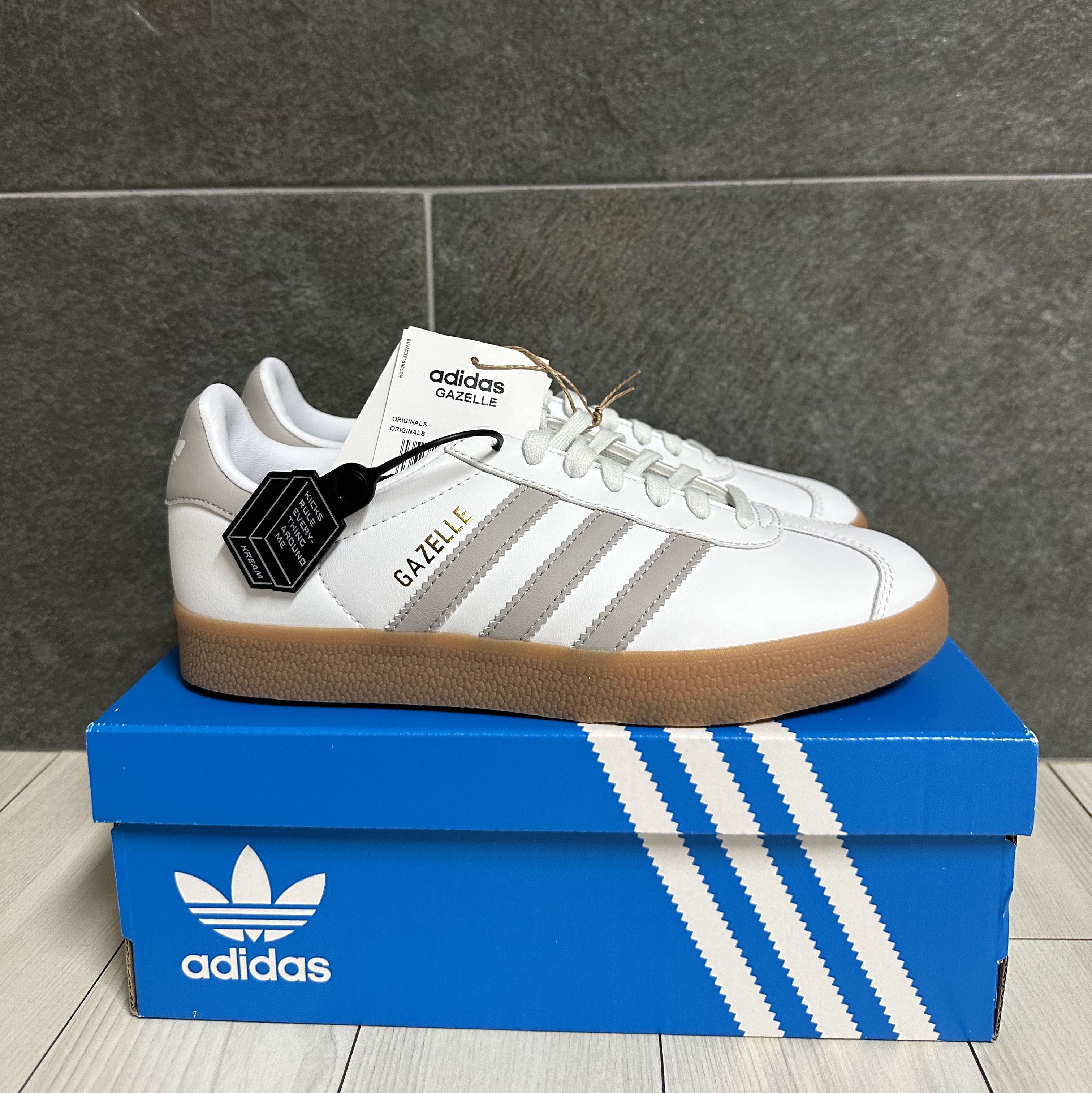 Adidas Gazelle White Grey 착용 스타일