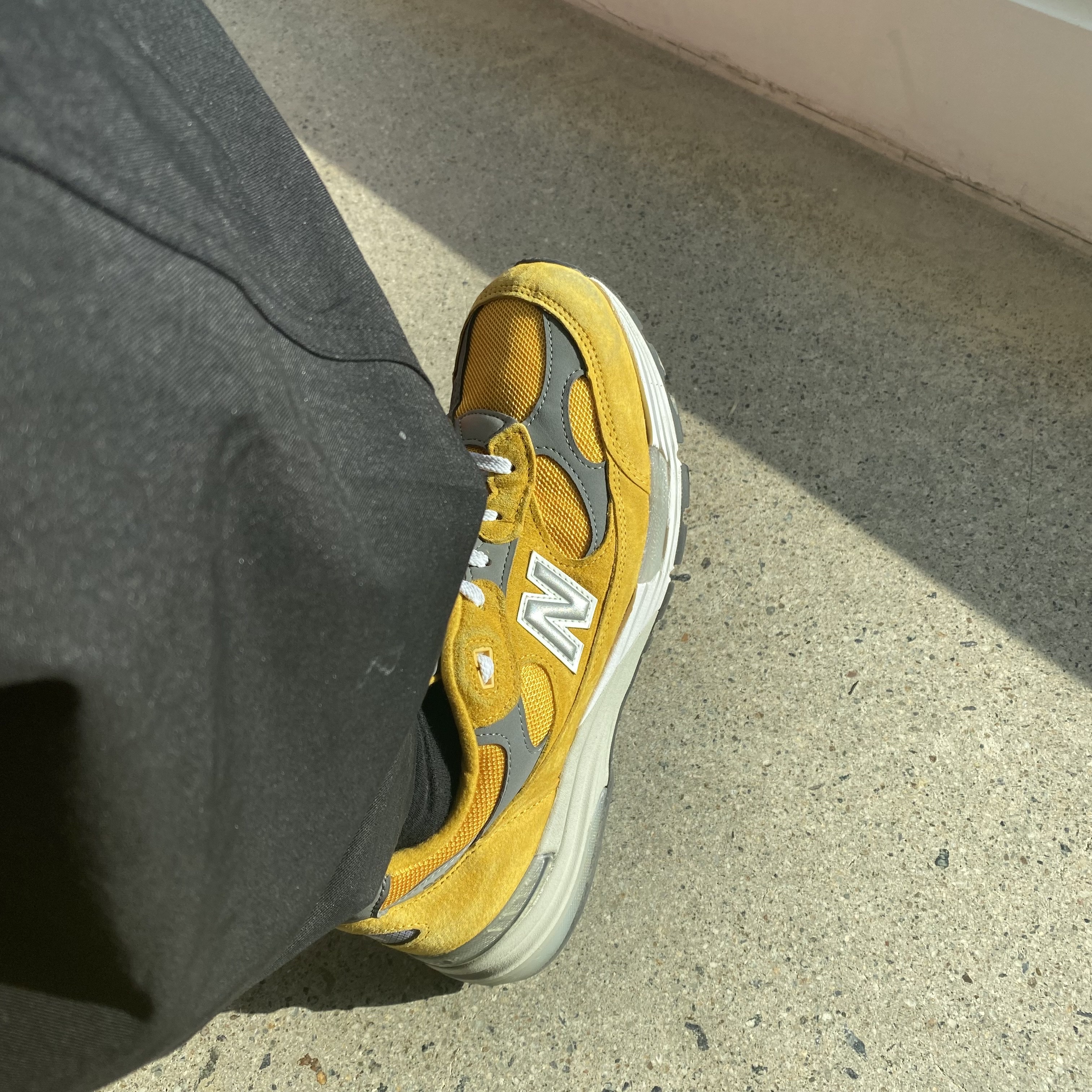 New Balance 992 Made in USA Gold Cream 착용 스타일
