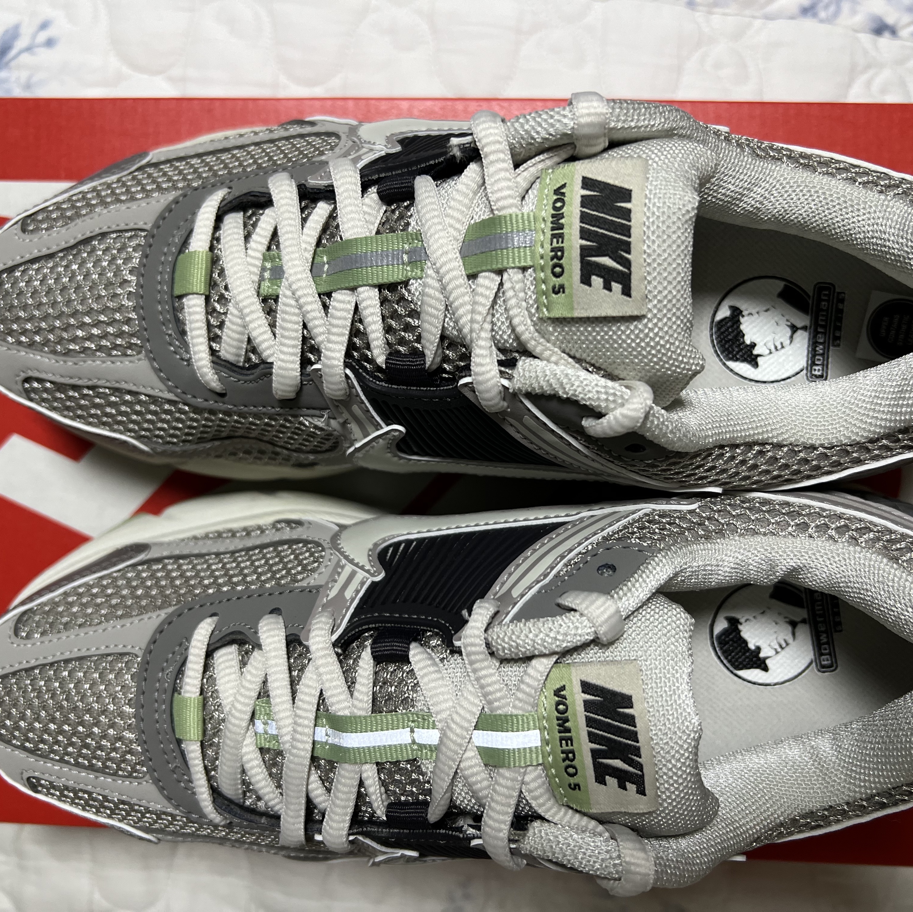 (W) Nike Zoom Vomero 5 Cobblestone and Flat Pewter 착용 스타일 - 1