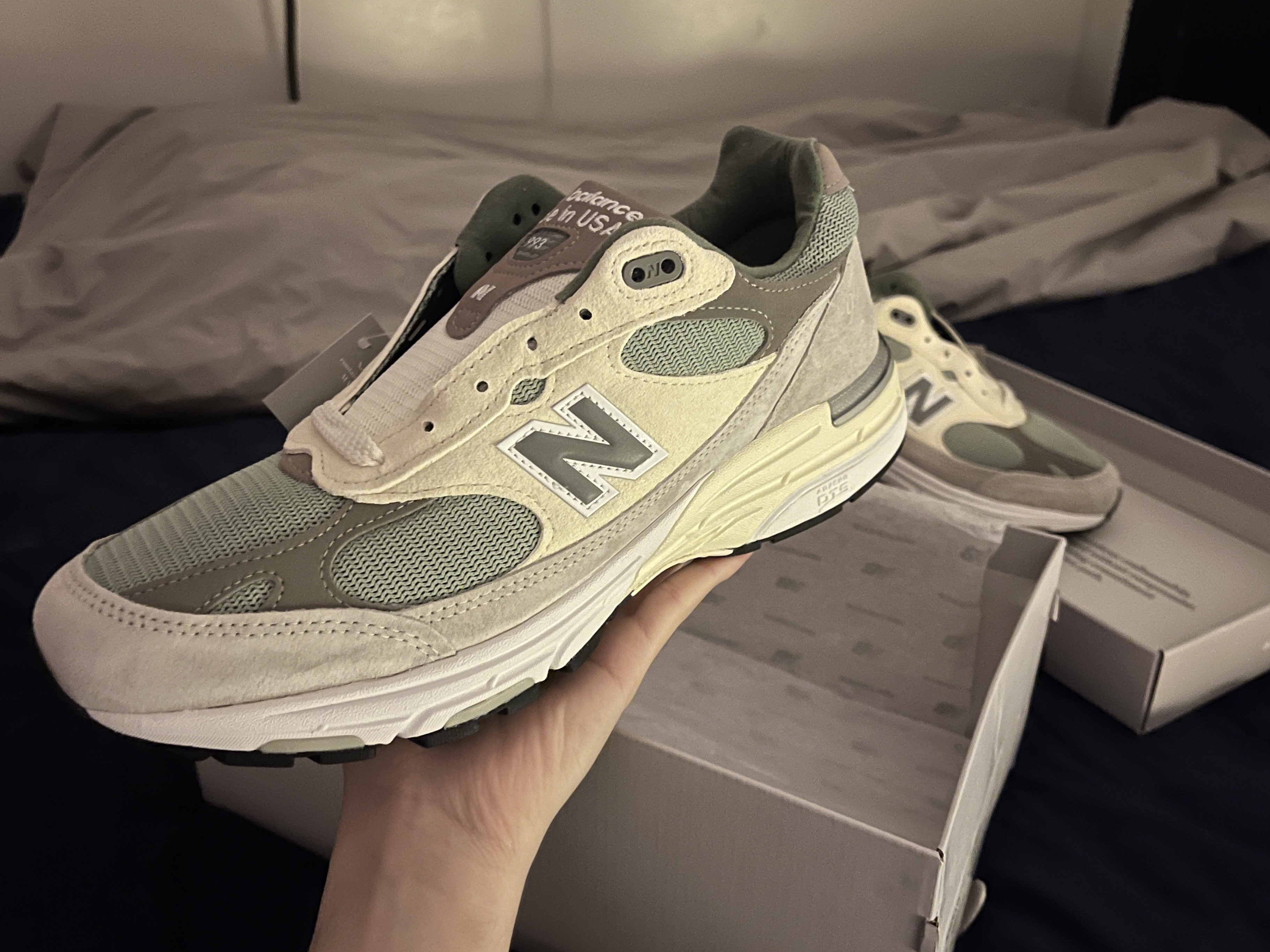 New Balance x Kith 993 Made in USA Peyote 착용 스타일 - 2