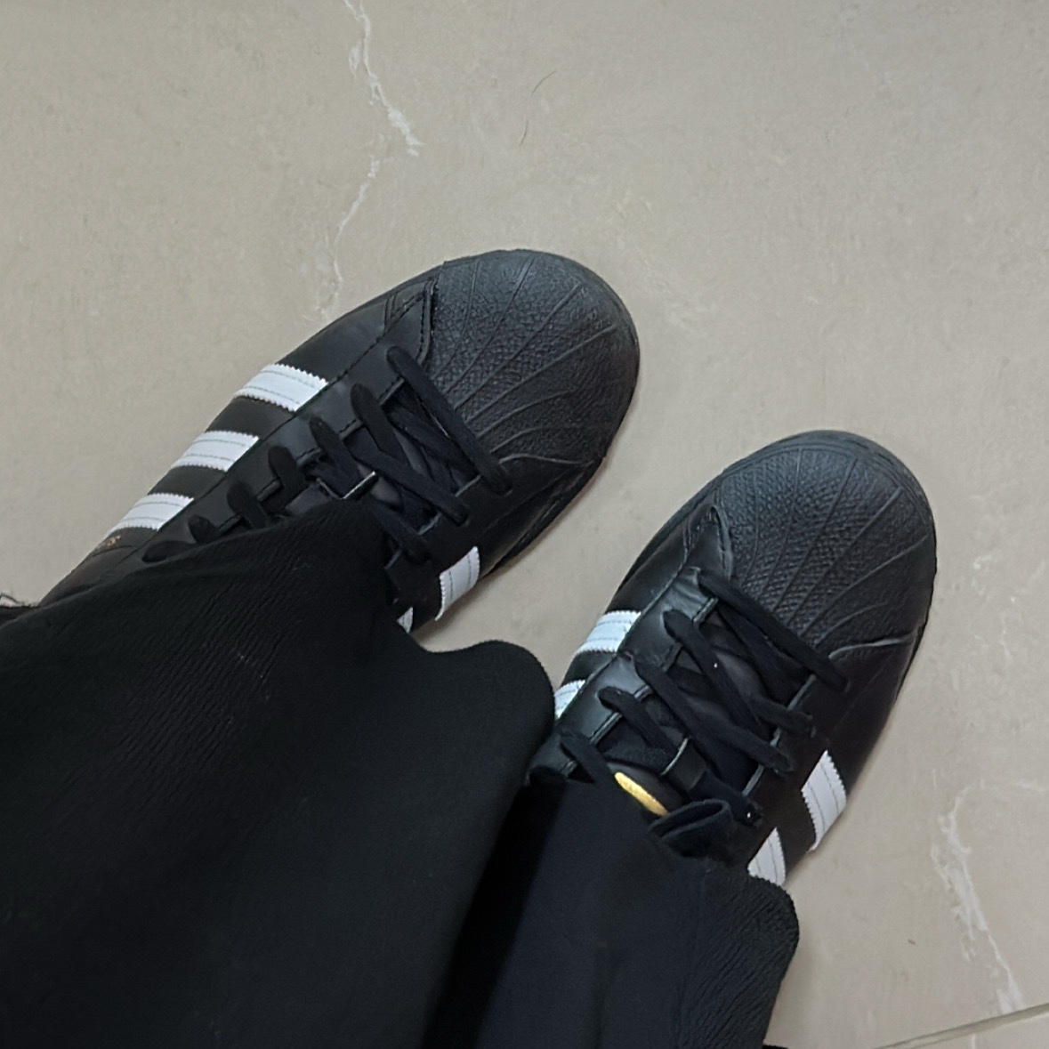 Adidas Superstar Core Black White 착용 스타일 - 2