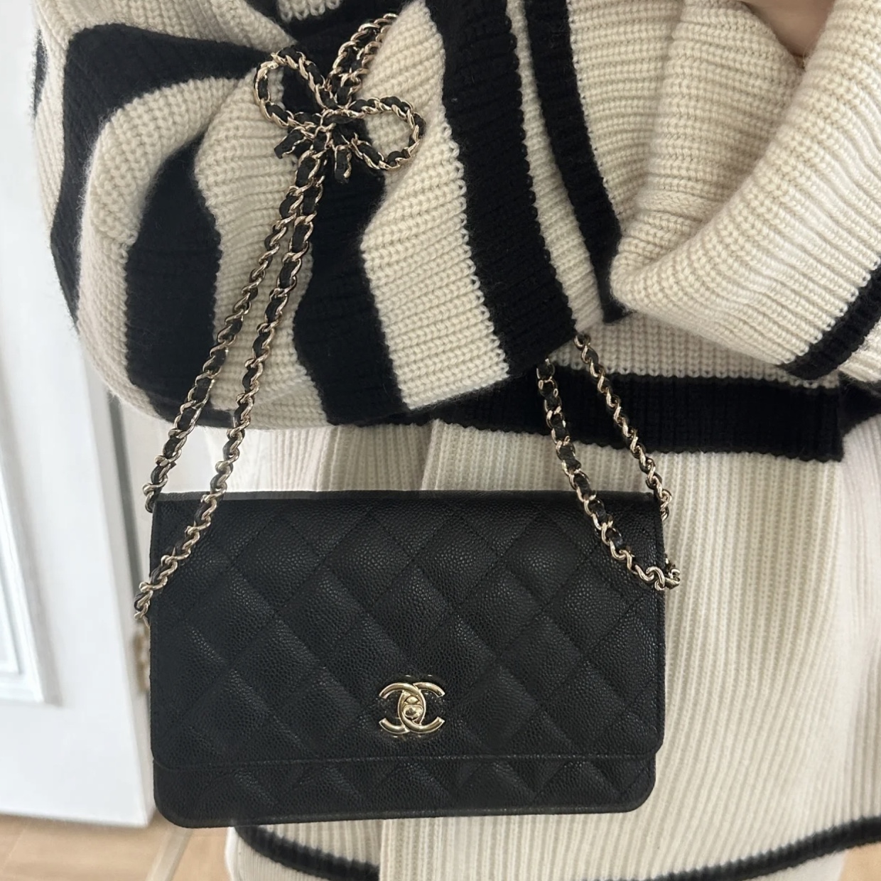 Chanel Wallet On Chain Grained Calfskin & Gold Black 착용 스타일