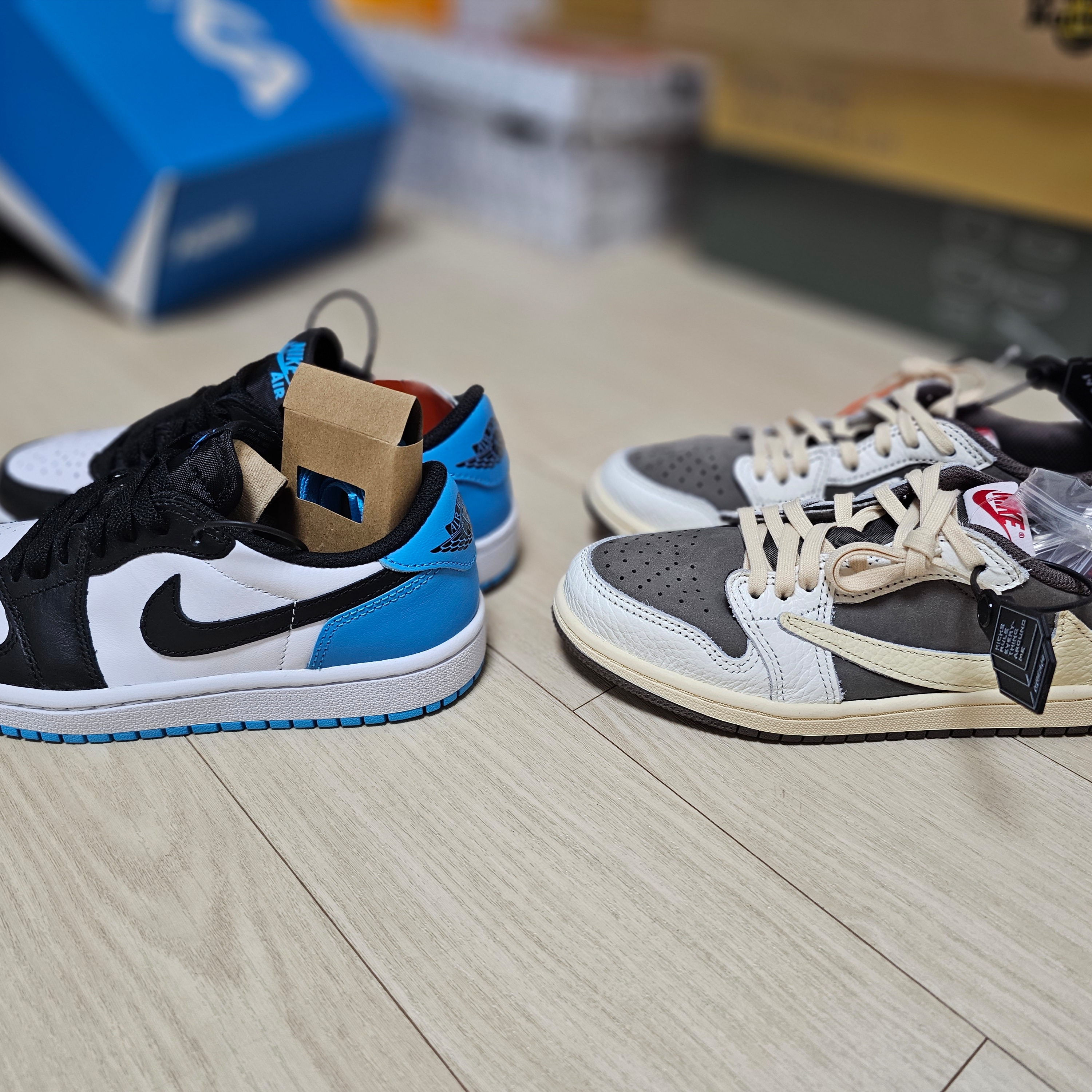 (W) Jordan 1 Retro Low OG Black and Dark Powder Blue, (PS) Jordan 1 x Travis Scott Retro Low OG SP Sail and Ridgerock 착용 스타일 - 3