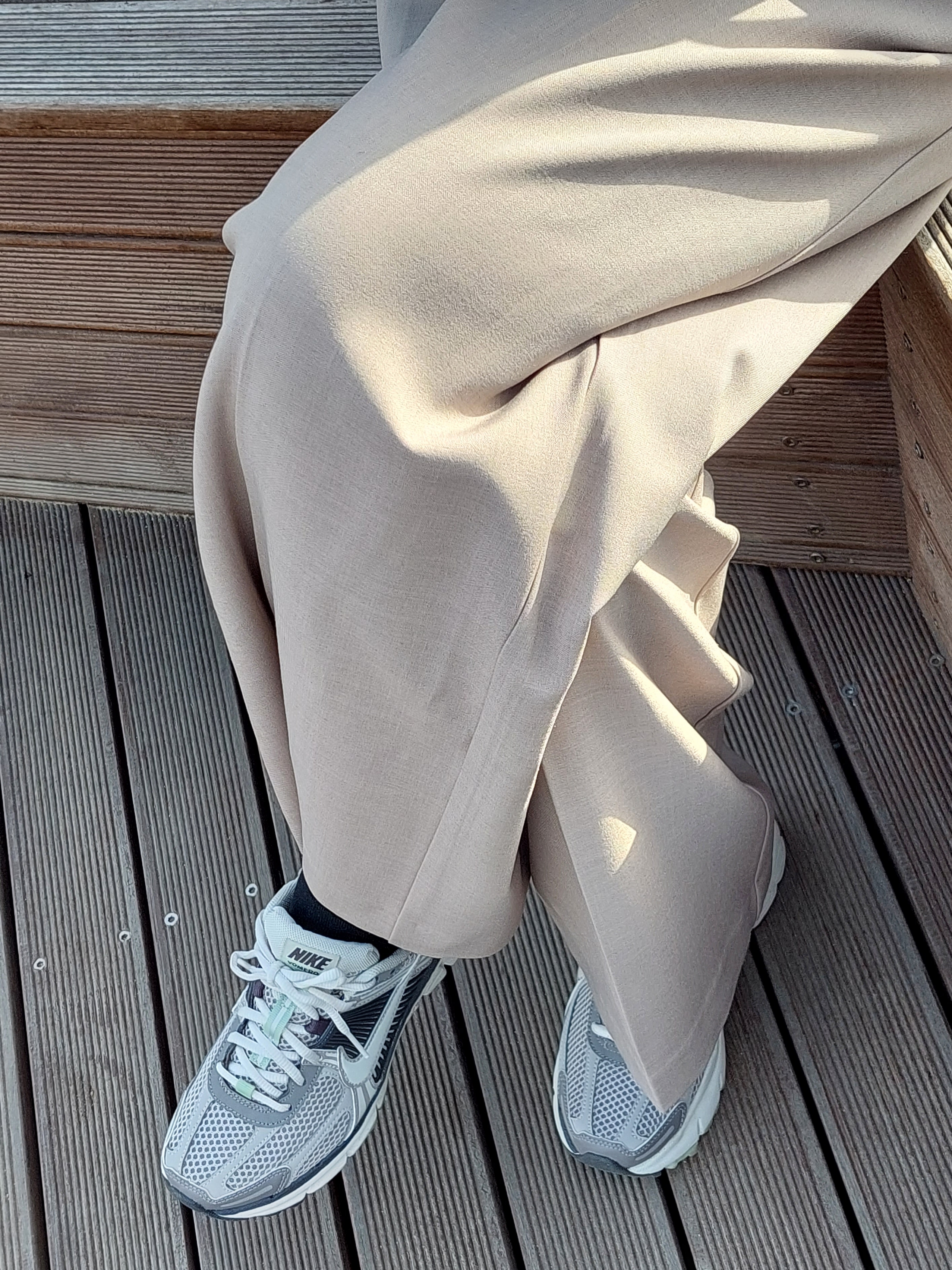 (W) Nike Zoom Vomero 5 Cobblestone and Flat Pewter 착용 스타일