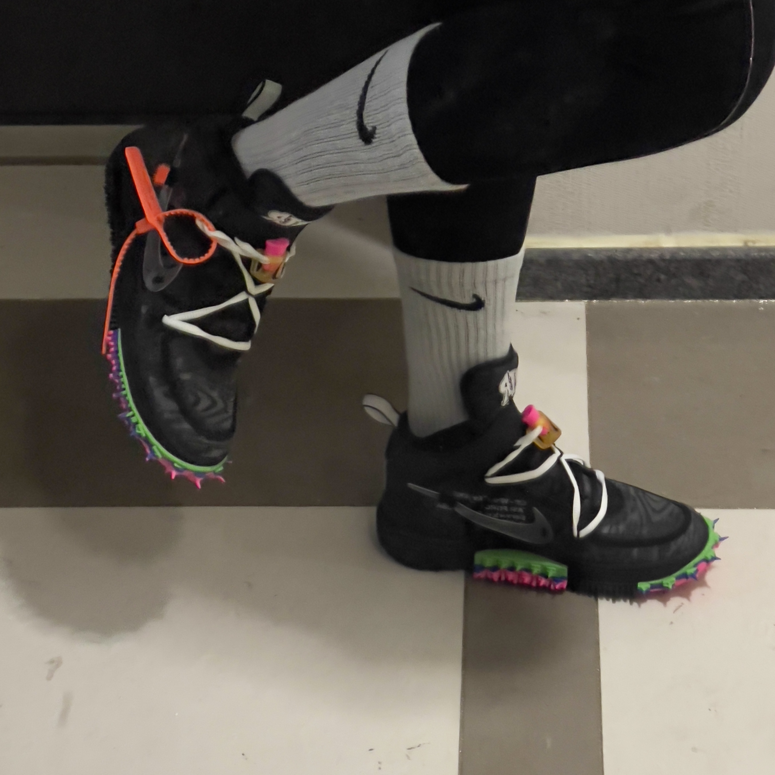 Nike x Off-White Air Force 1 Mid SP Black 착용 스타일 - 3