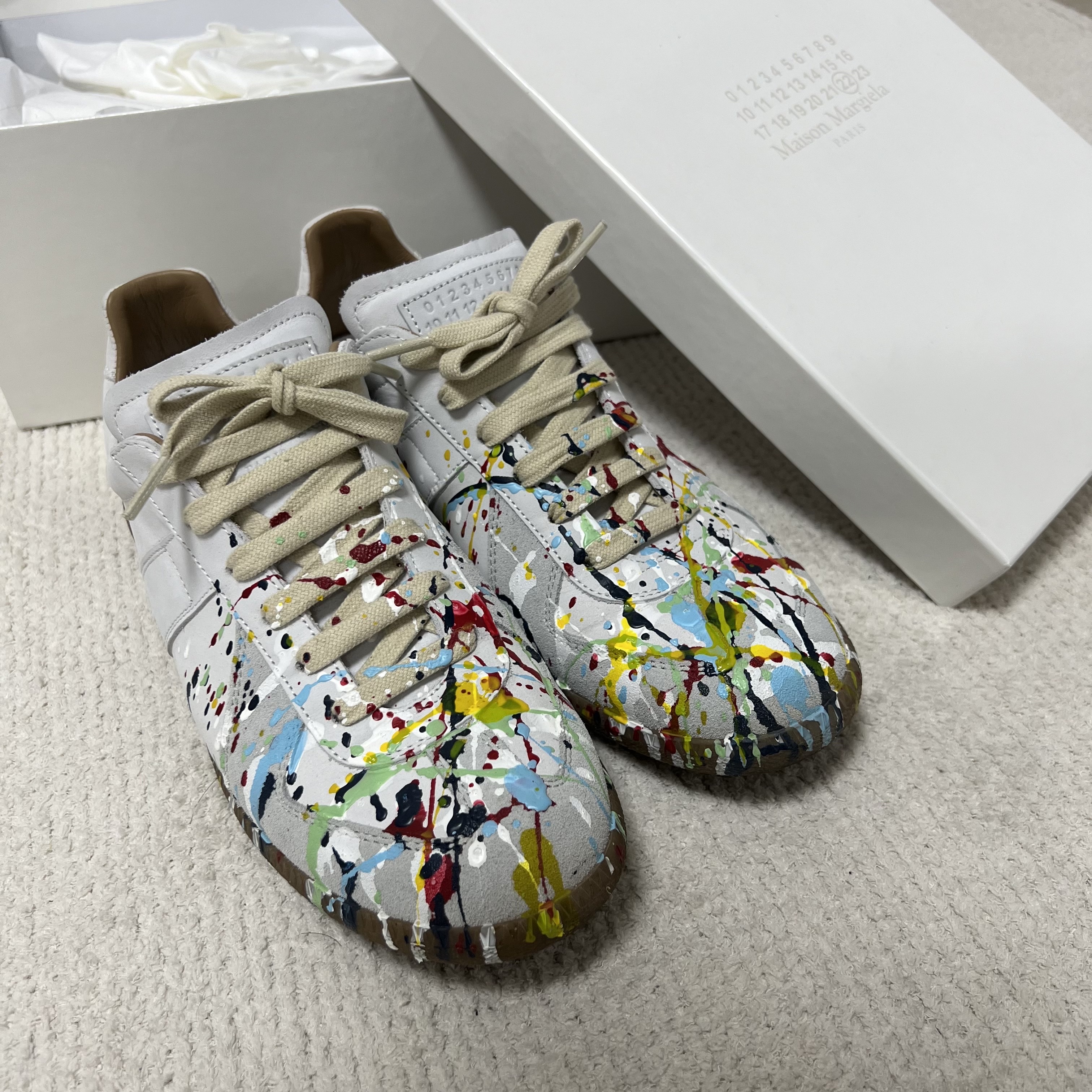 Maison Margiela Replica Paint Drop Sneakers 착용 스타일