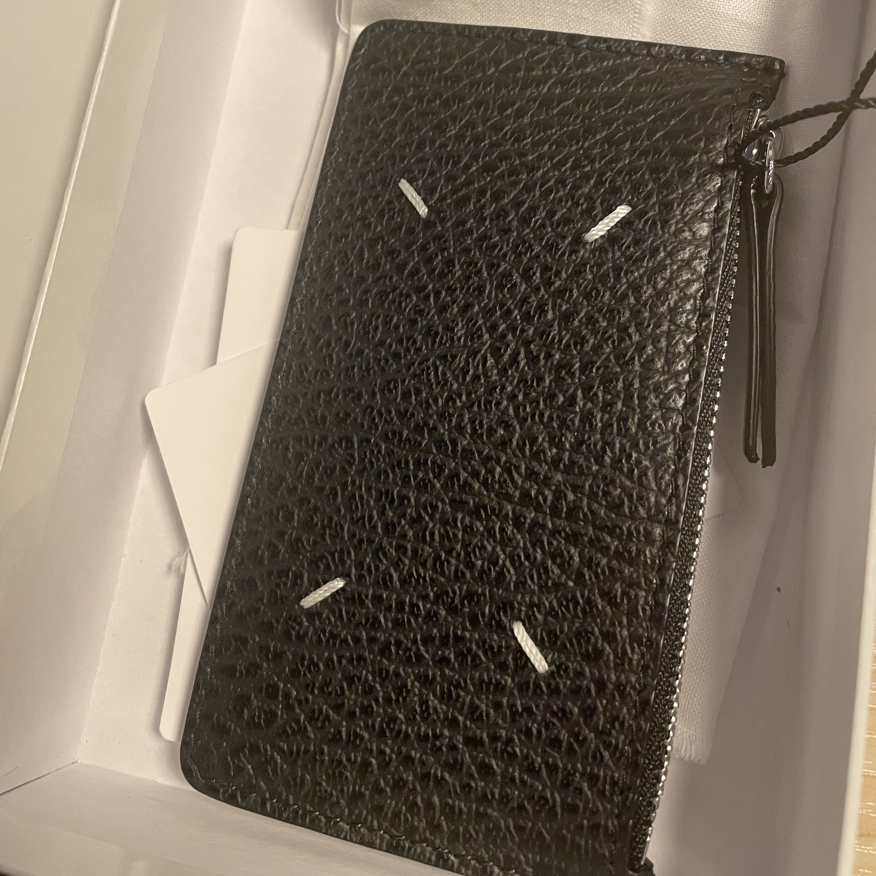 Maison Margiela Stitch Leather Zipped Card Holder Black 착용 스타일