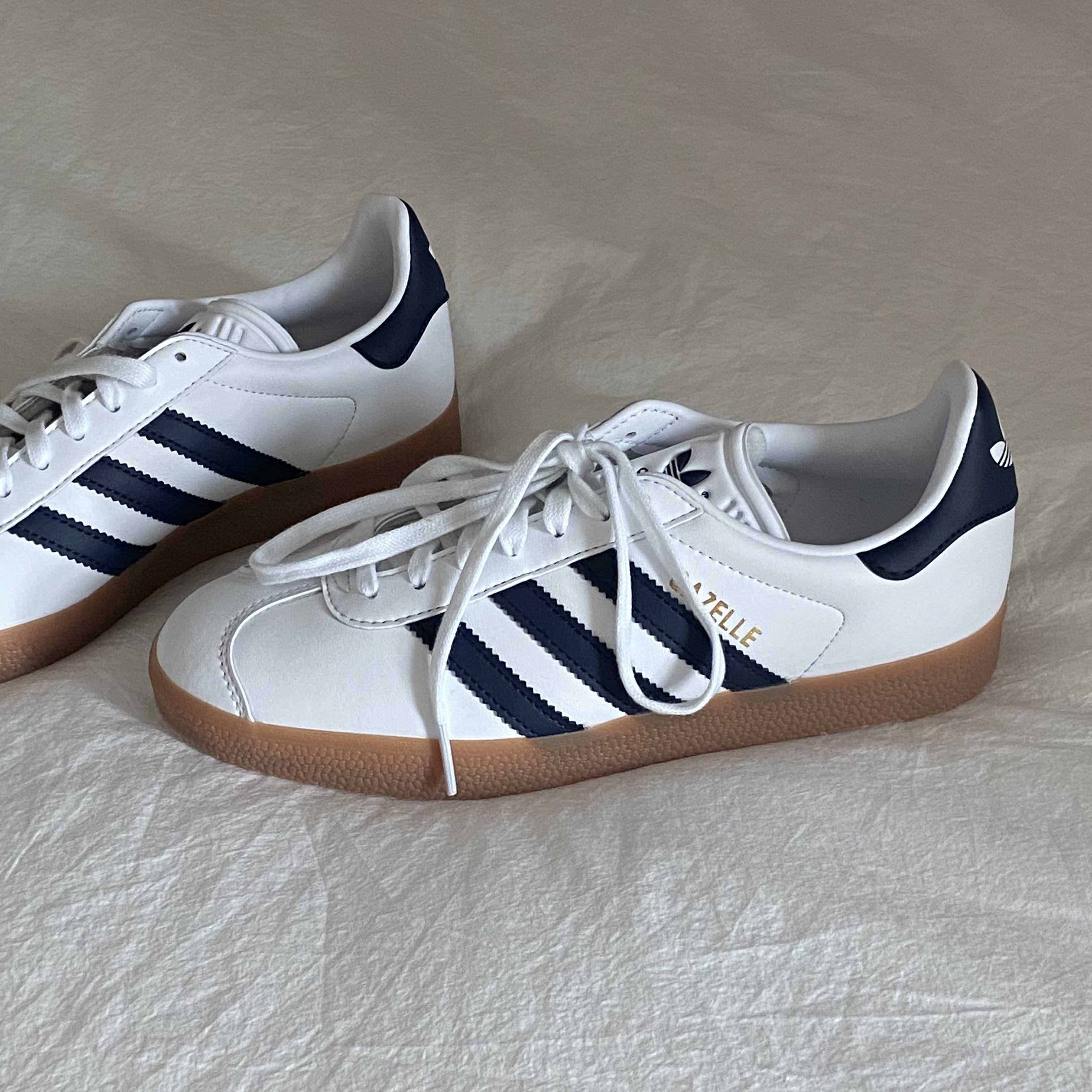 Adidas Gazelle White Collegiate Navy 착용 스타일 - 1