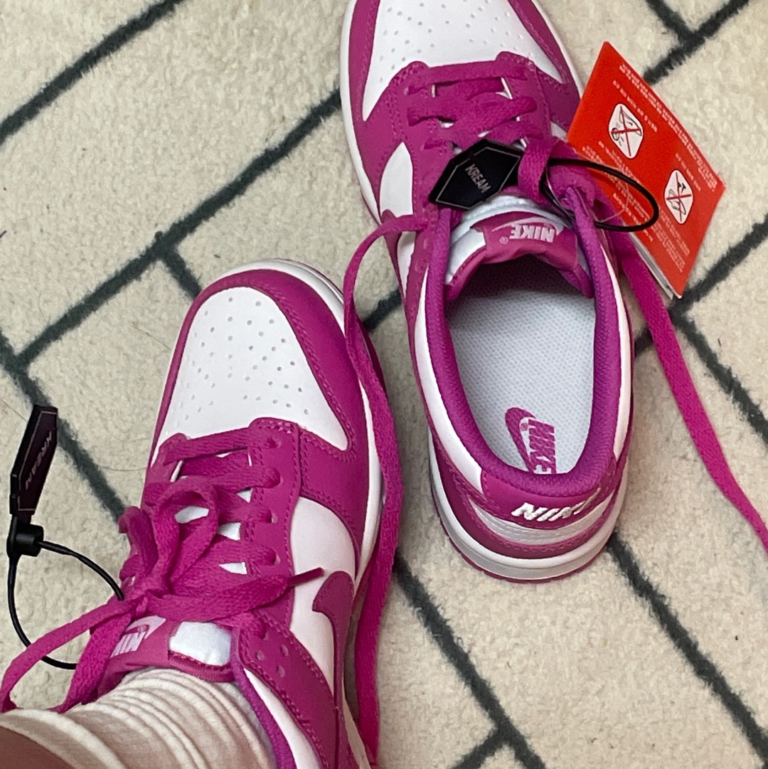 (GS) Nike Dunk Low White Active Fuchsia 착용 스타일