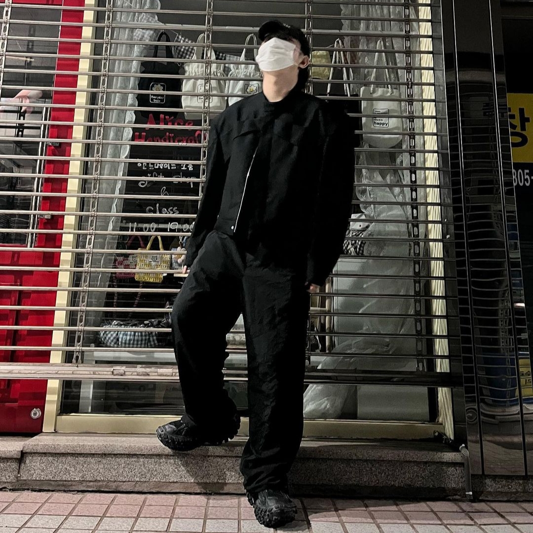 AOP Snap Track Pants Meta Black 착용 스타일 - 2